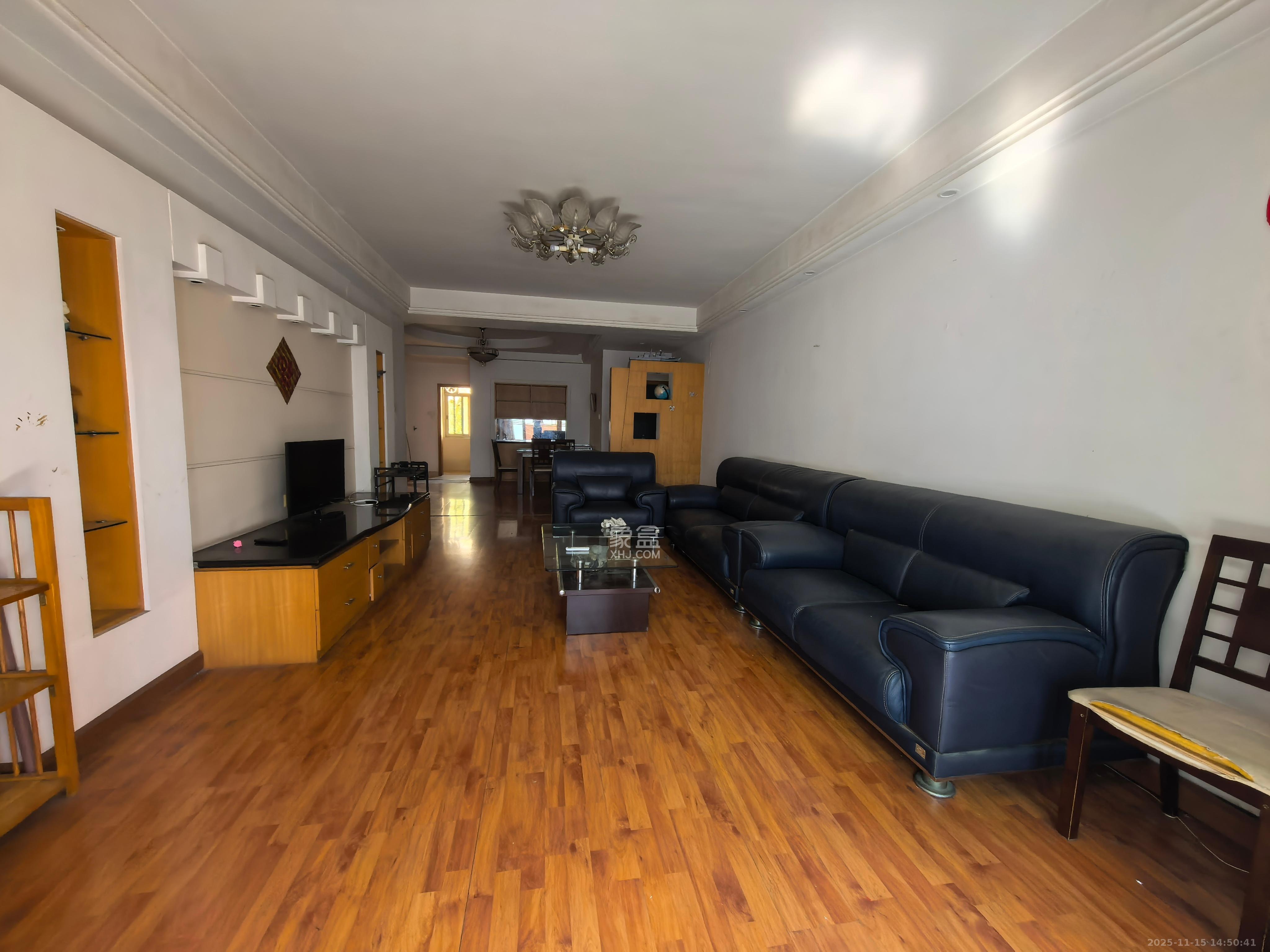 芙蓉区国税局宿舍  3室2厅1卫    2700.0元/月