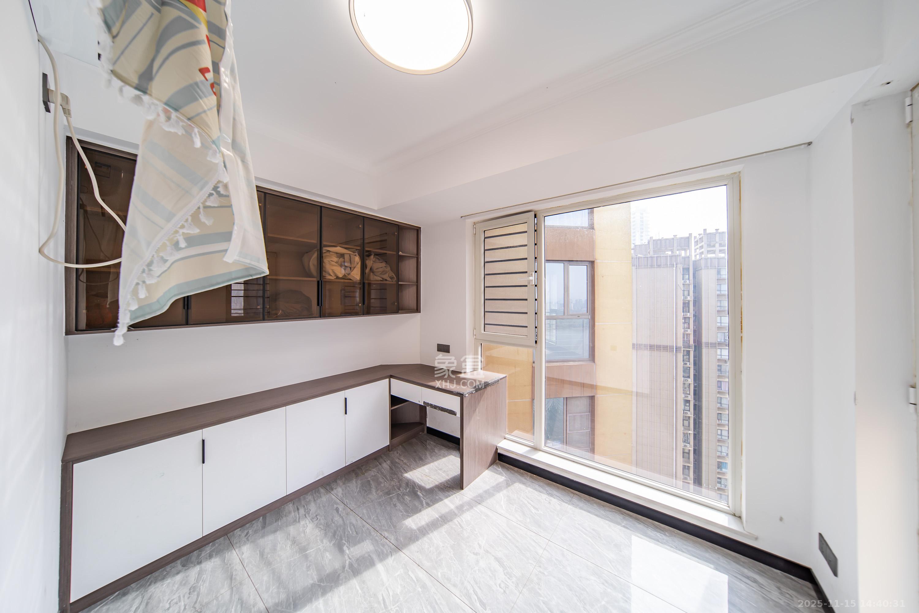 金色屋顶 5室2厅3卫 260.0万 金色屋顶 5室2厅3卫 260.0万卧室