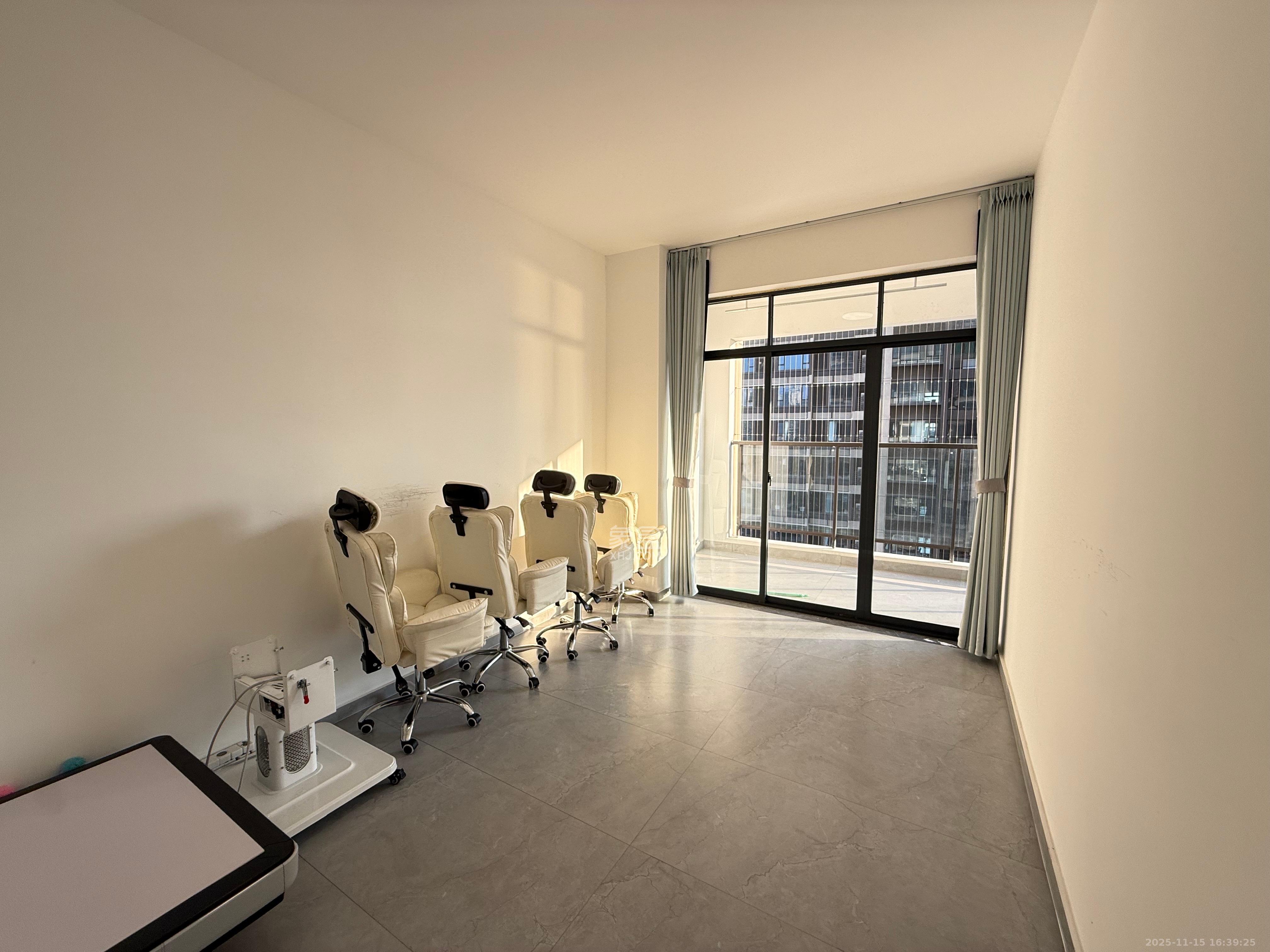 中欣楚天御府B区观澜  4室2厅3卫    6000.0元/月室内图