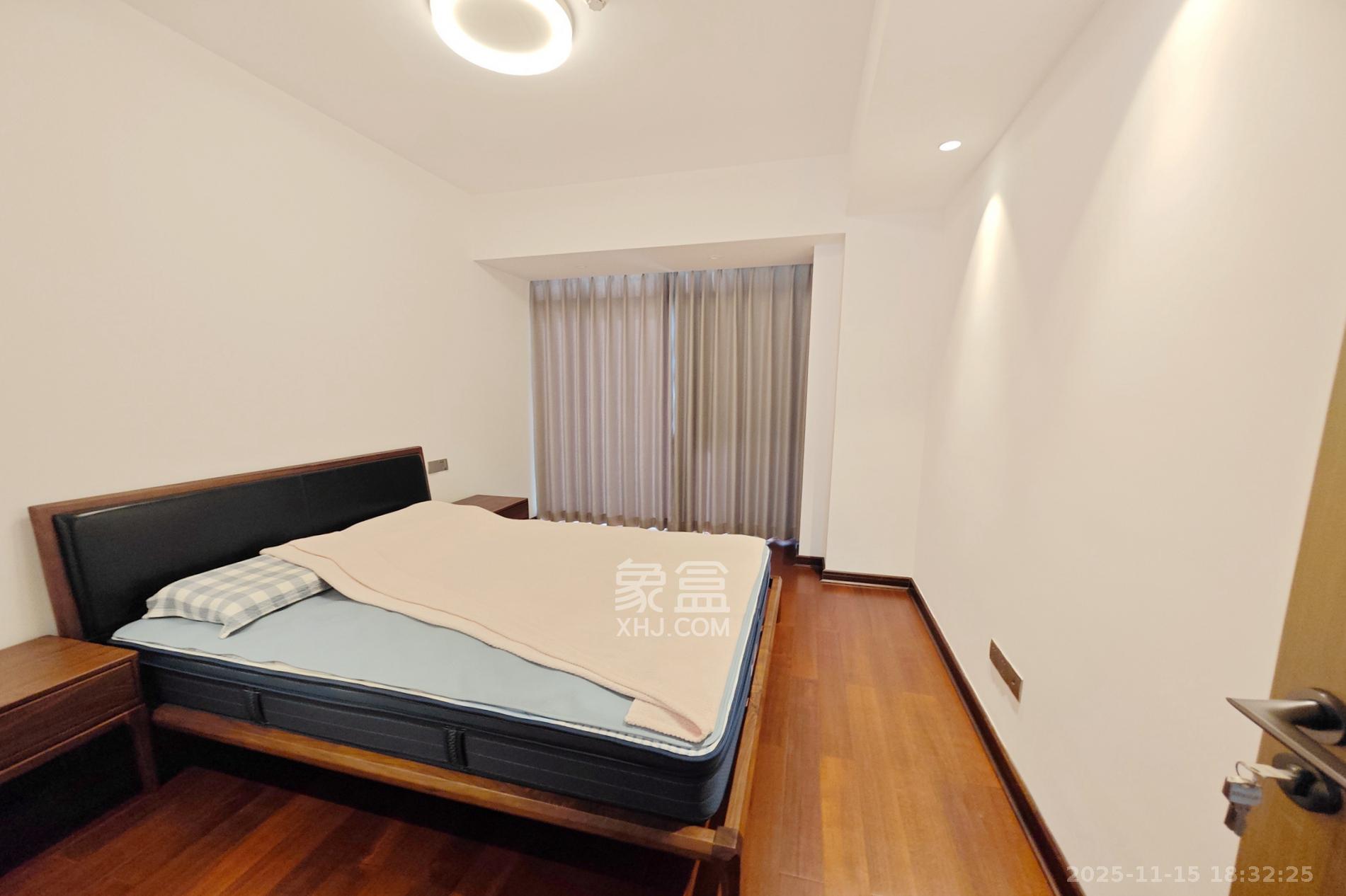 天翼花园（中国电信单位房）  4室2厅2卫    230.0万卧室