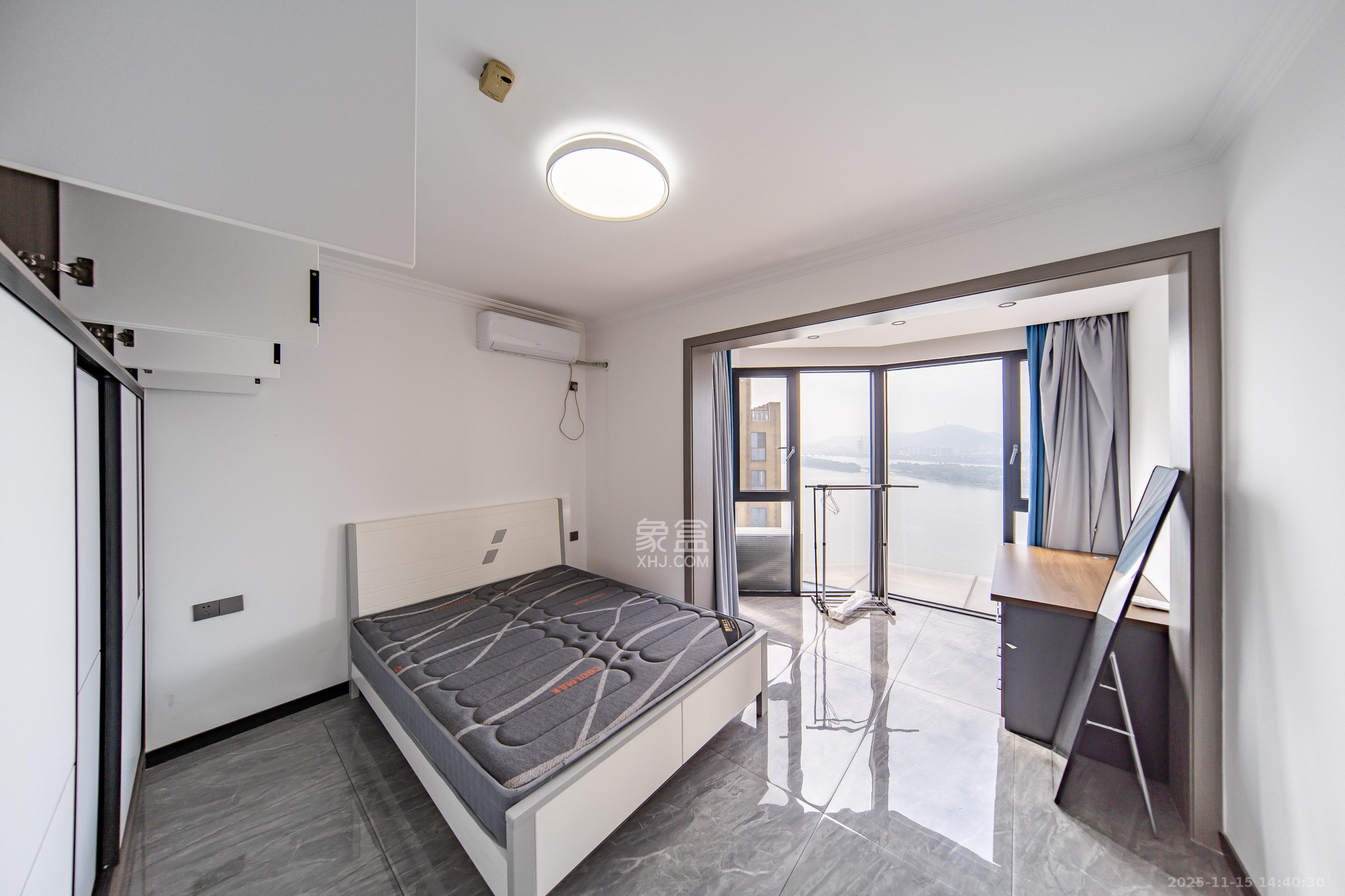 金色屋顶  5室2厅3卫    260.0万卧室