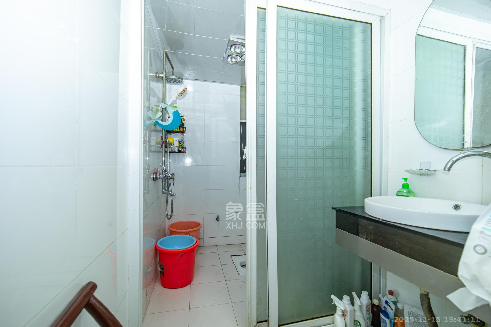 卧龙居国际村  3室2厅2卫    65.0万卫生间