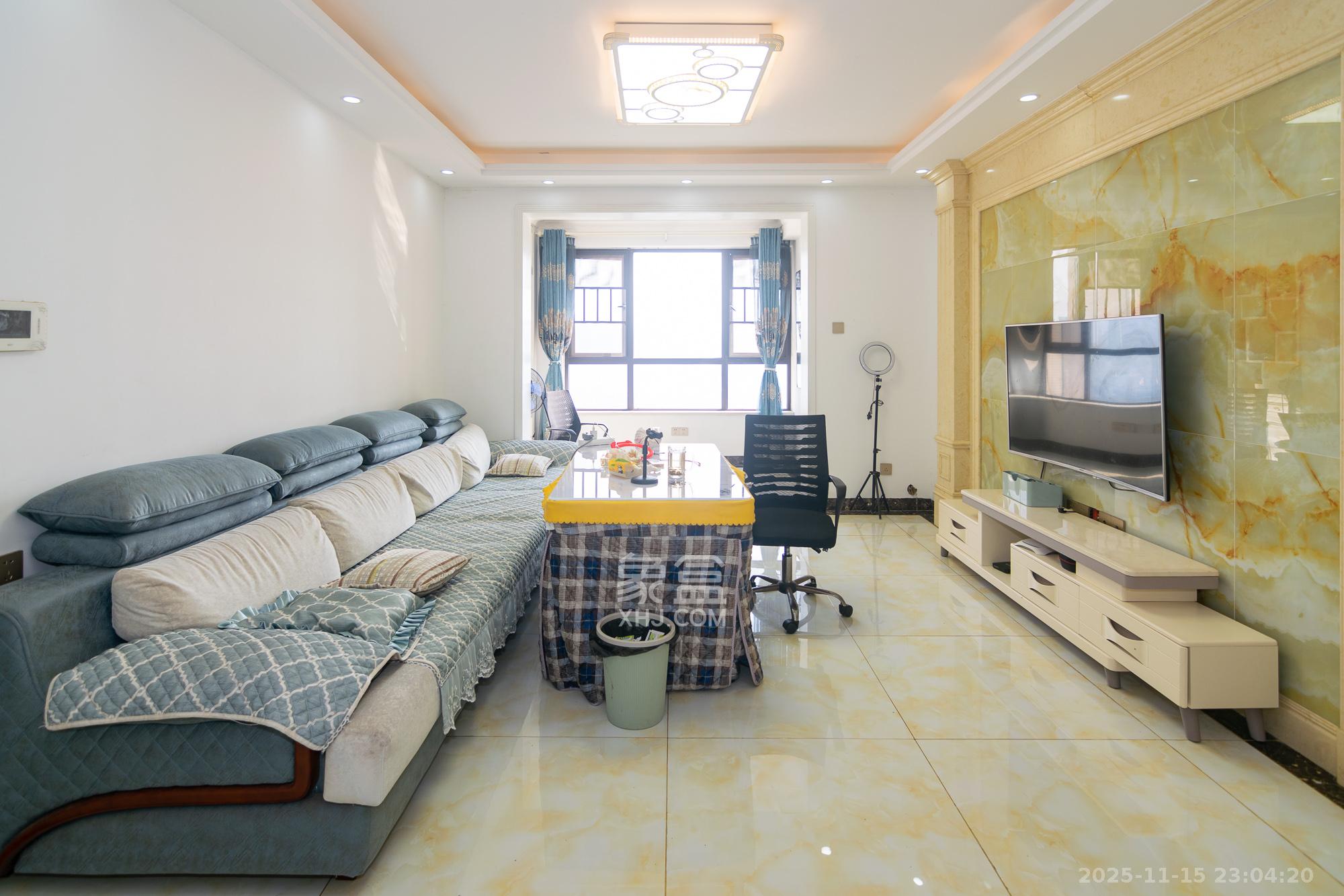 金地三千府(金地湖山樾、金地自在城) 3室2厅2卫 68.0万 金地三千府(金地湖山樾、金地自在城) 3室2厅2卫 68.0万客厅