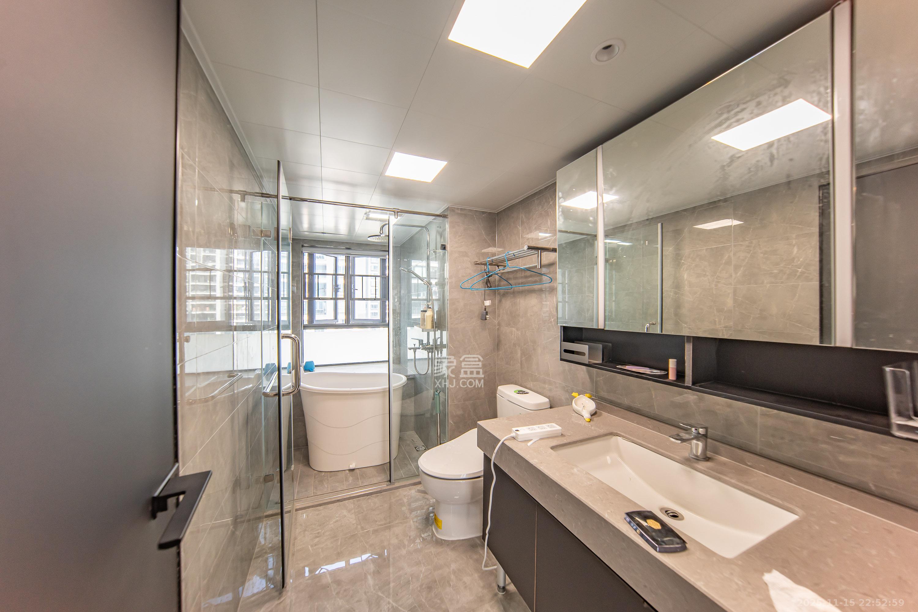 卓越洋湖晴翠  4室2厅2卫    240.0万卫生间