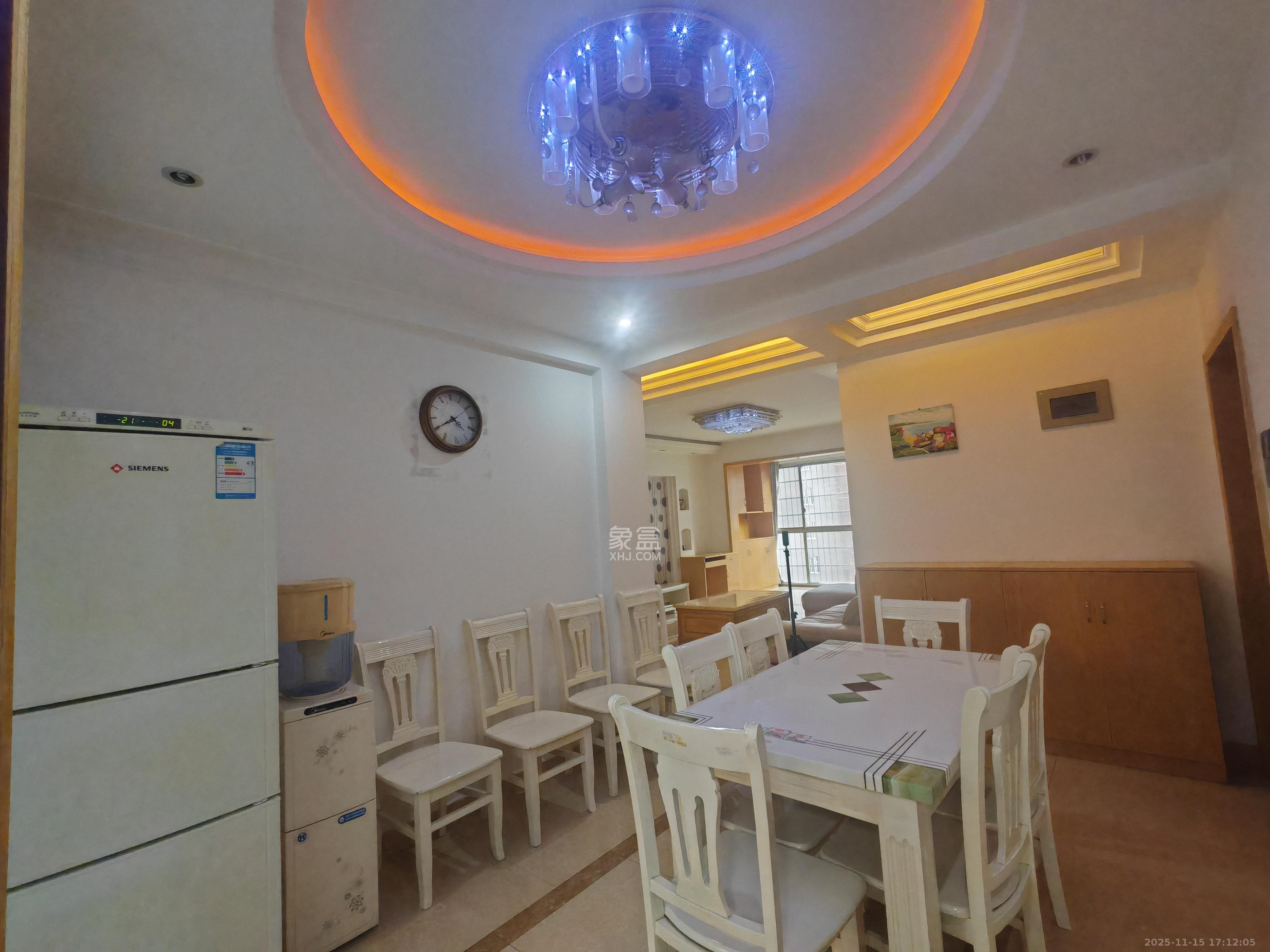 彩都公寓  3室2厅2卫    2000.0元/月室内图