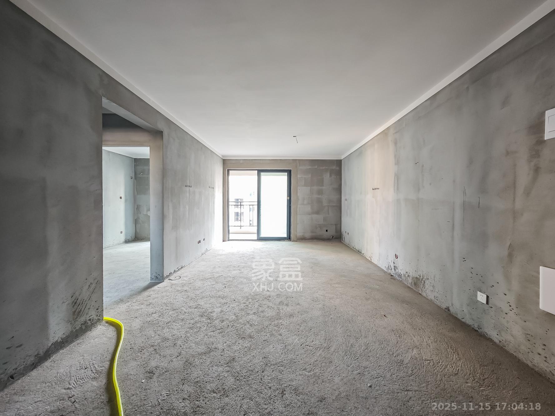 周南学府  4室2厅2卫    107.0万客厅