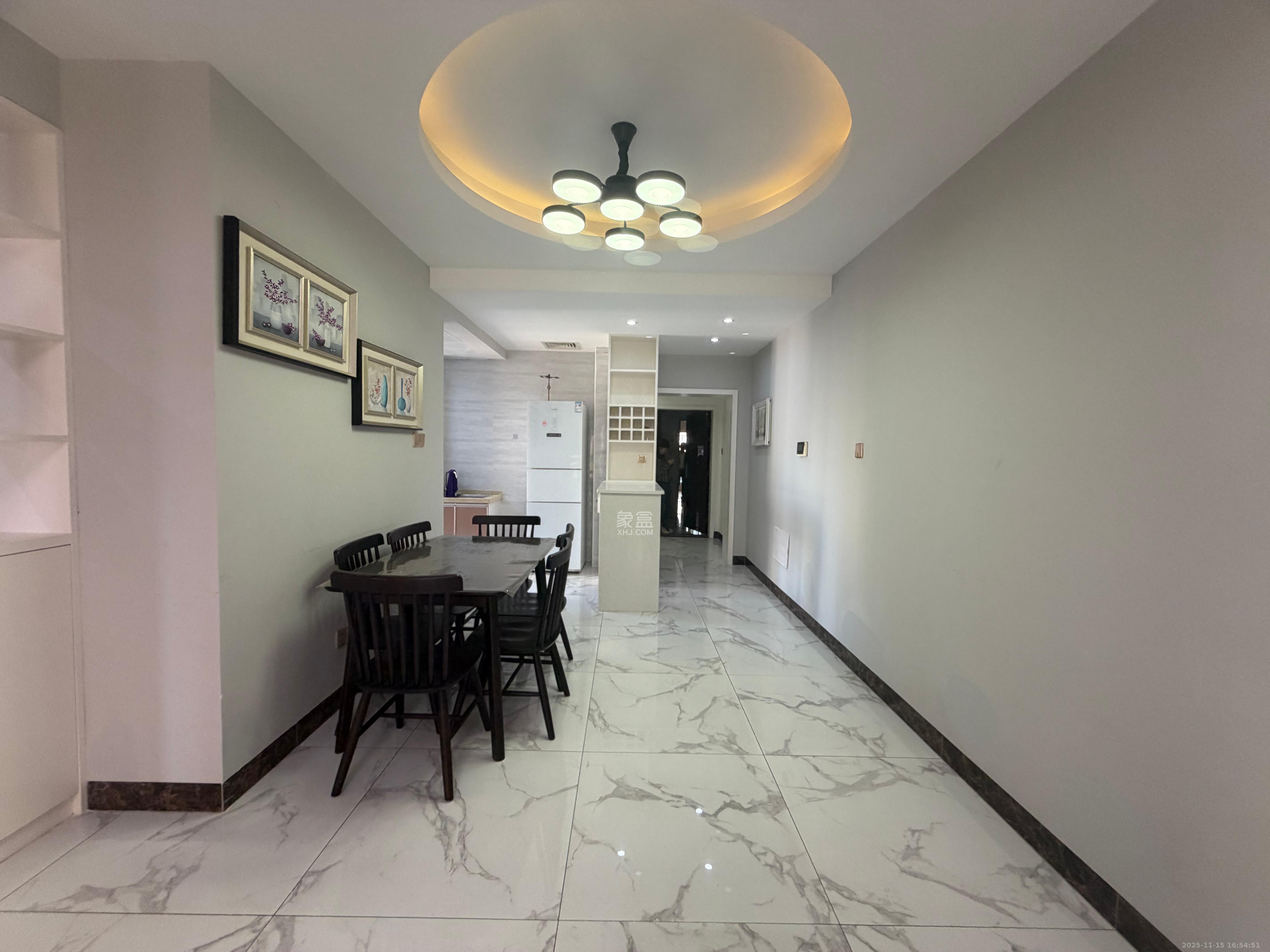 金侨城  3室2厅2卫    48.0万客厅