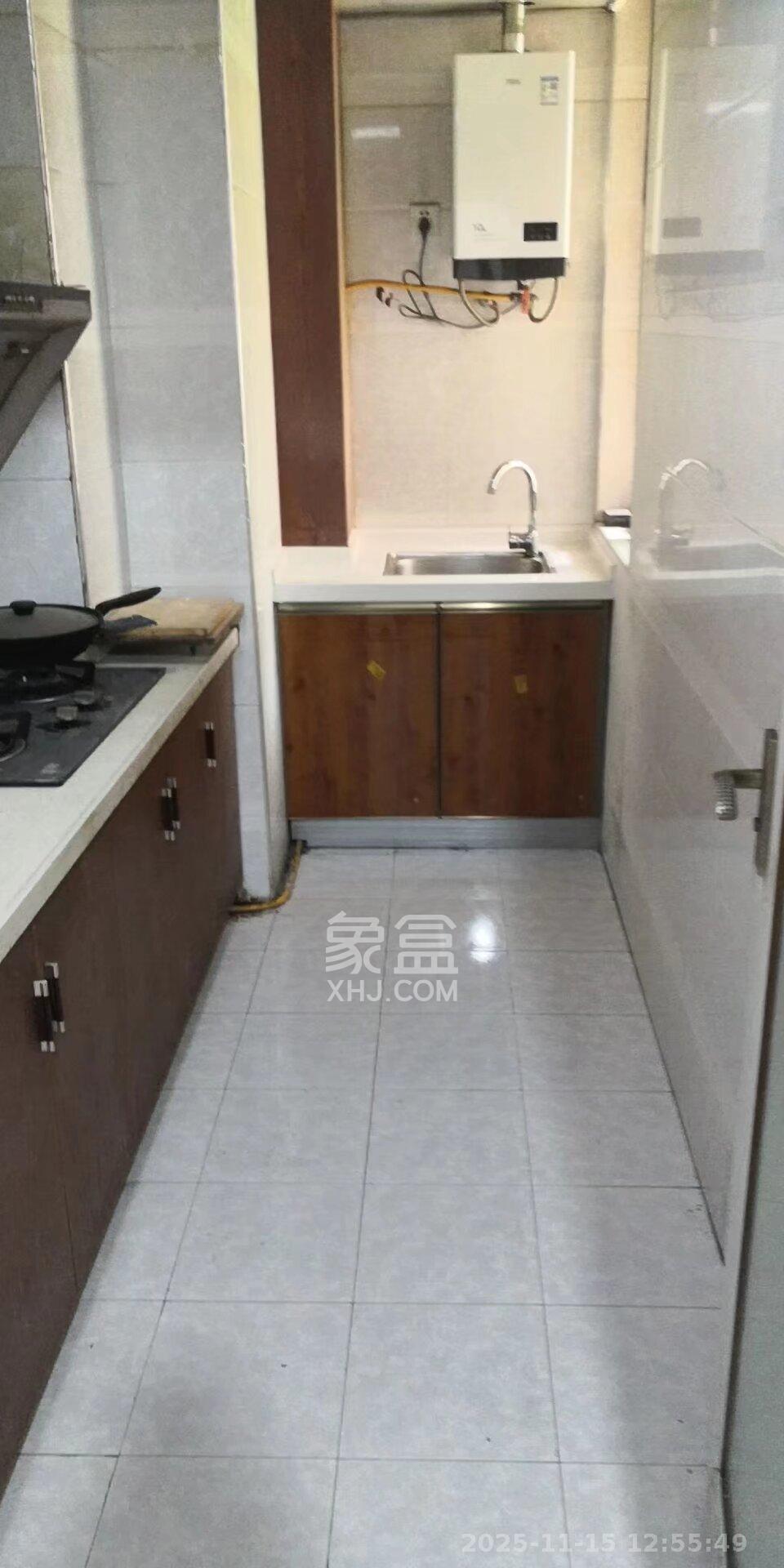 麓枫和苑  1室2厅1卫    2000.0元/月