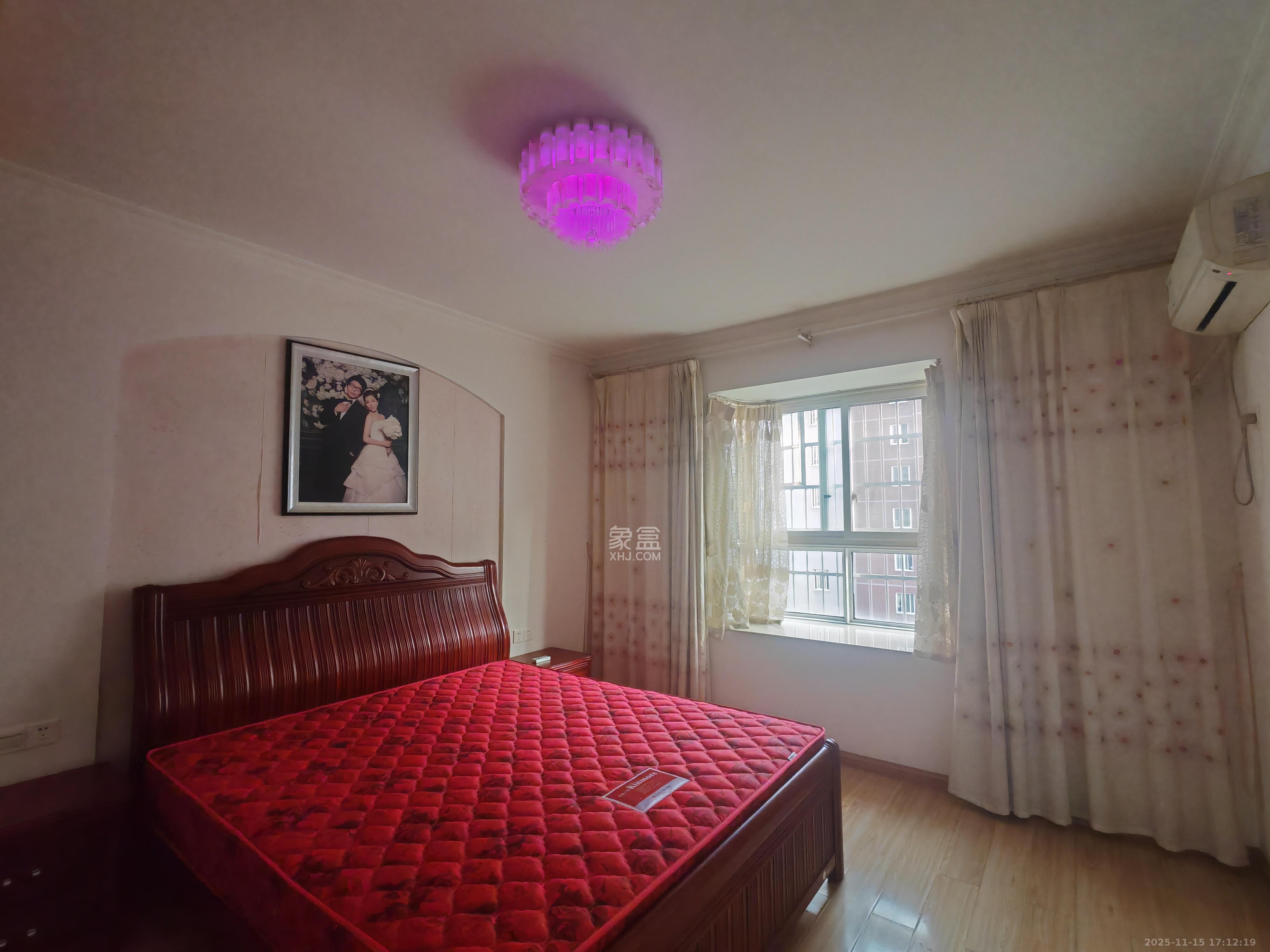 彩都公寓  3室2厅2卫    2000.0元/月室内图