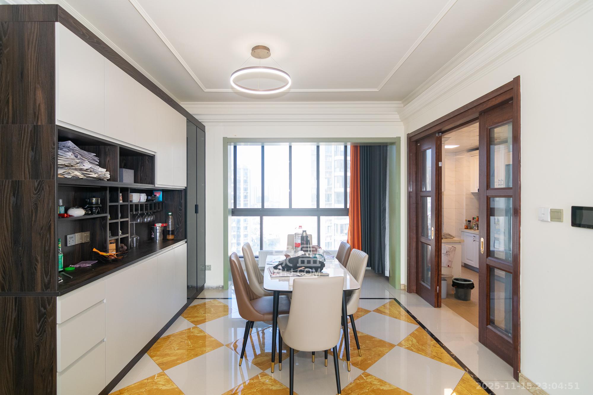 碧桂园高尔夫花园  5室2厅3卫    170.0万客厅