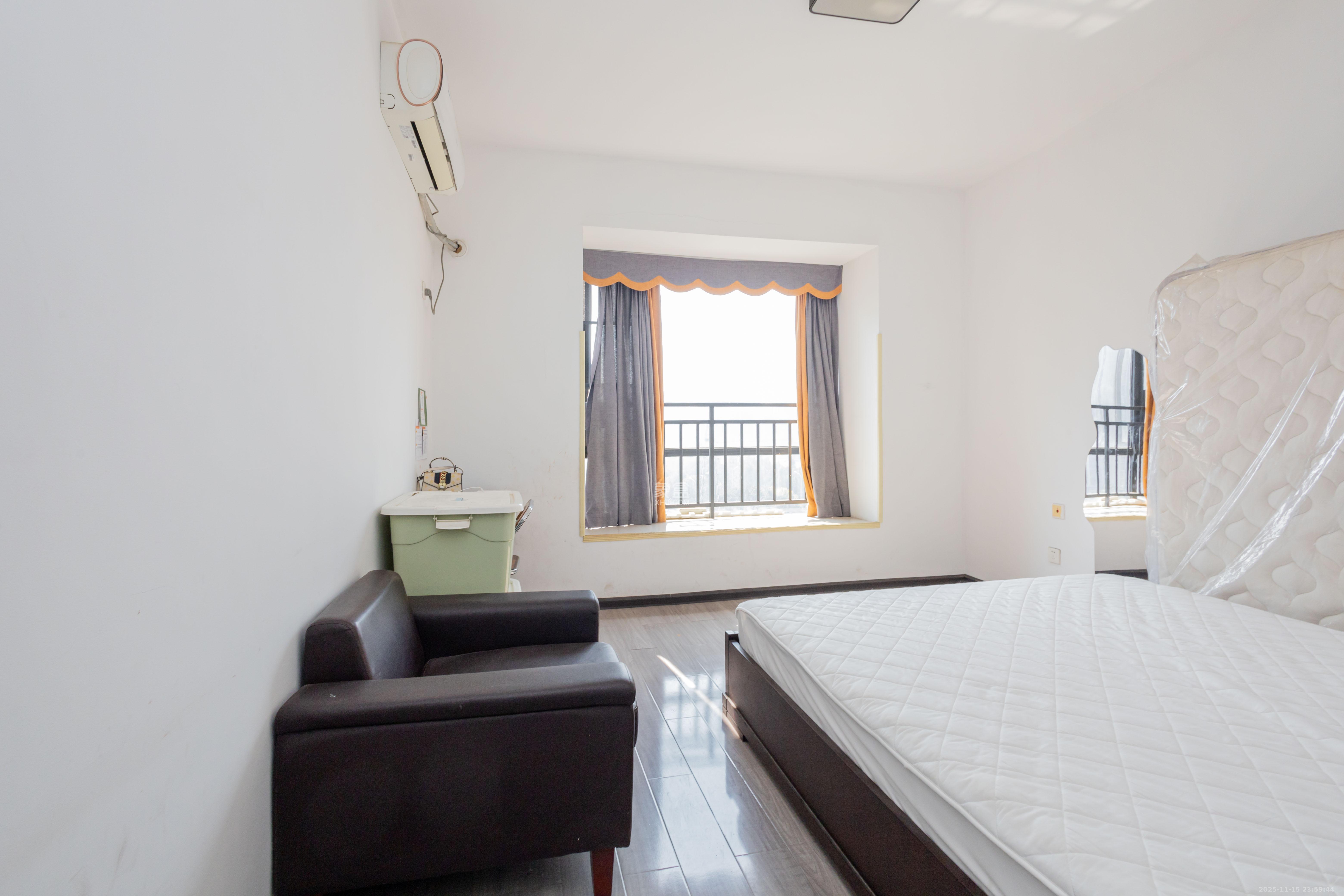 辉煌国际城一期  3室2厅1卫    110.0万卧室