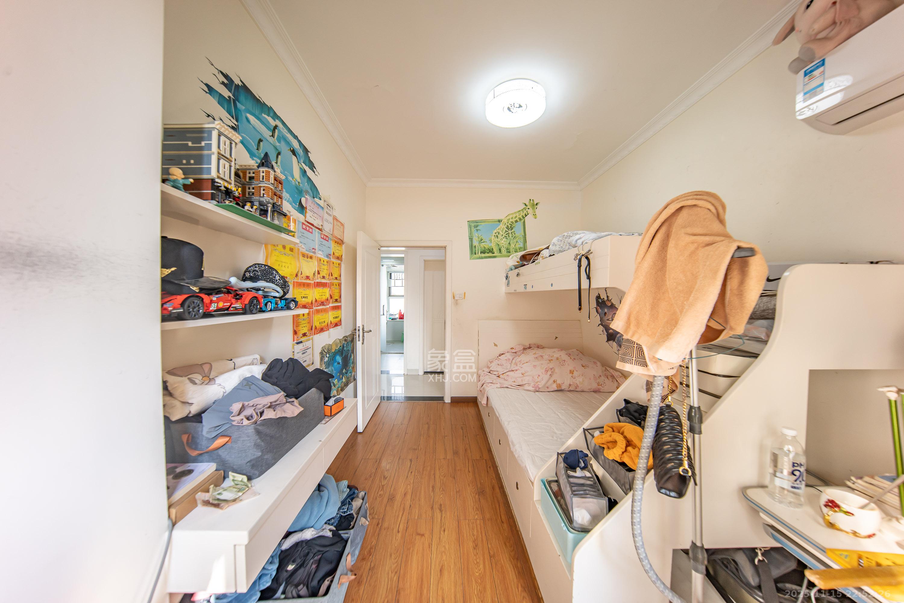 金鼎公园尚  4室2厅2卫    95.0万卧室