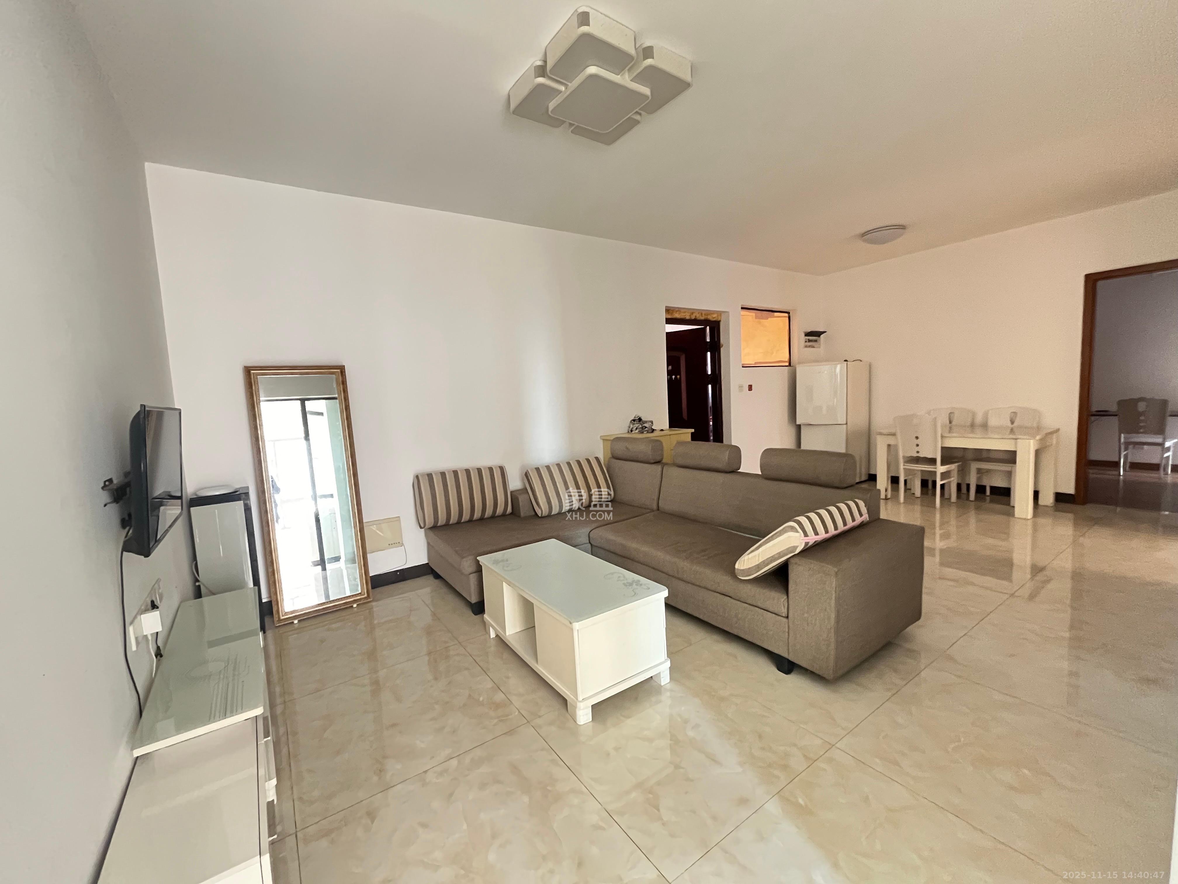 三一街区  3室2厅1卫    1600.0元/月室内图