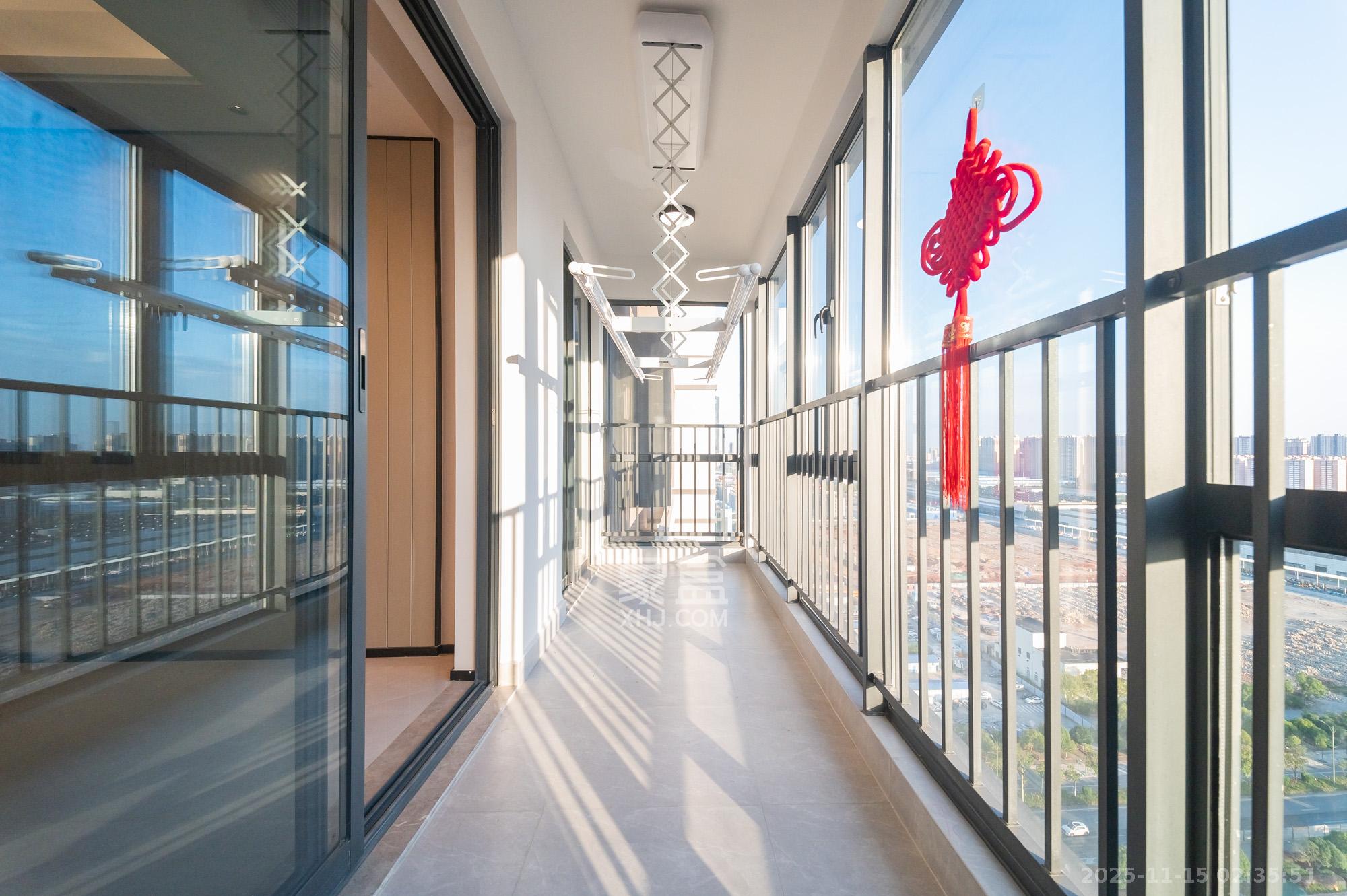 三一云谷  3室2厅2卫    98.8万阳台