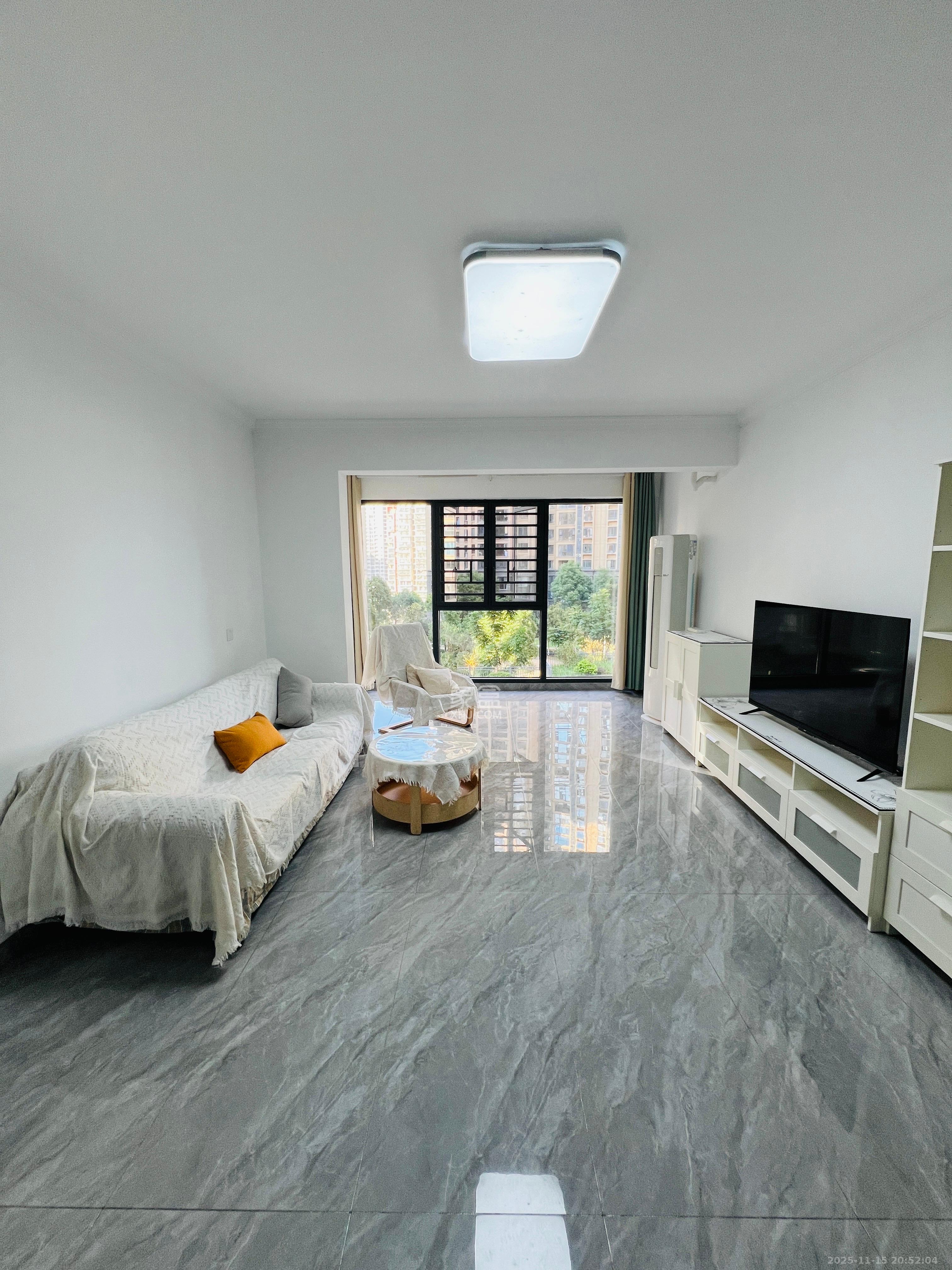 西湖鸿运佳苑  3室2厅2卫    2400.0元/月