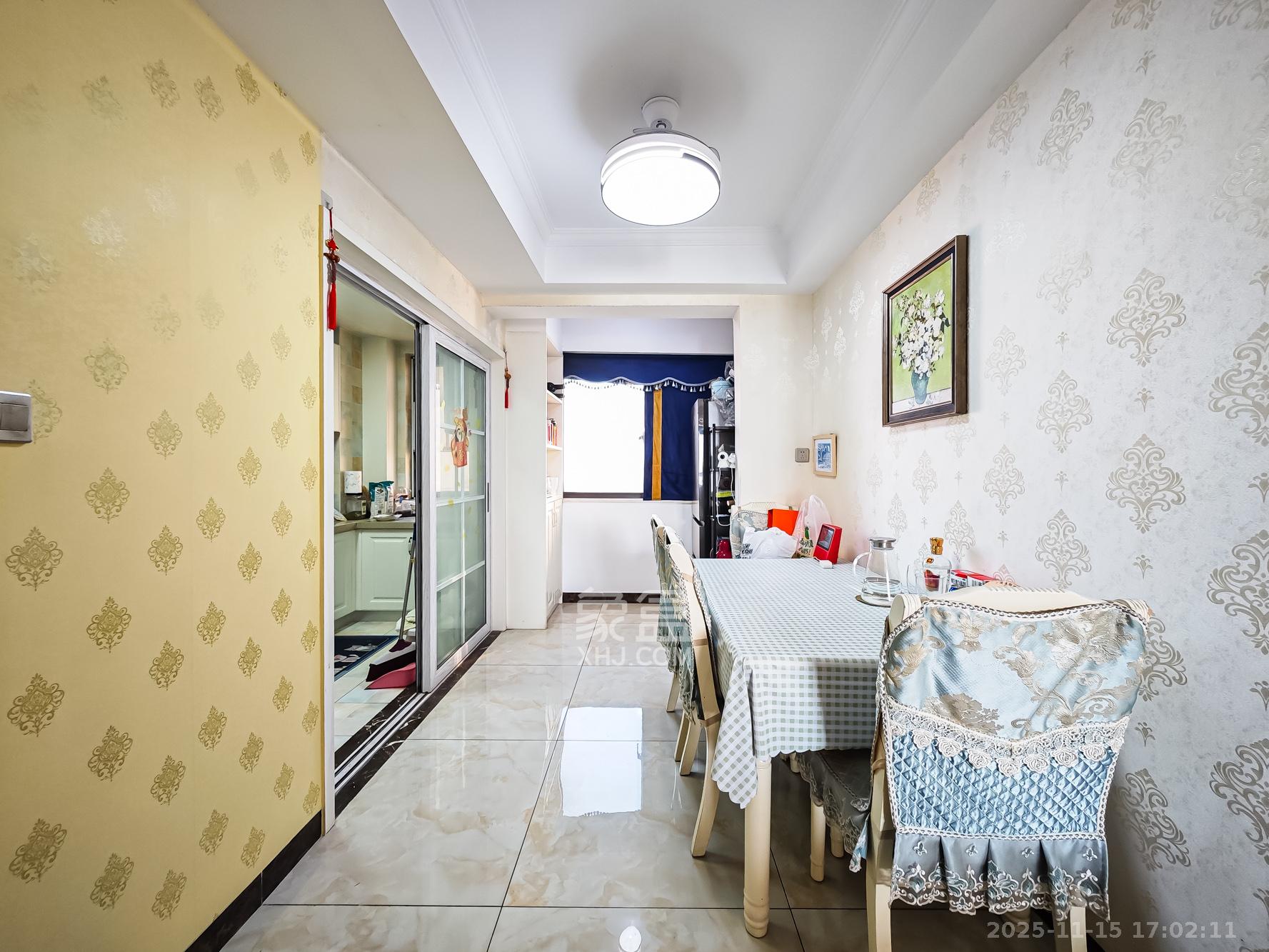 水映加州  3室2厅2卫    198.0万客厅