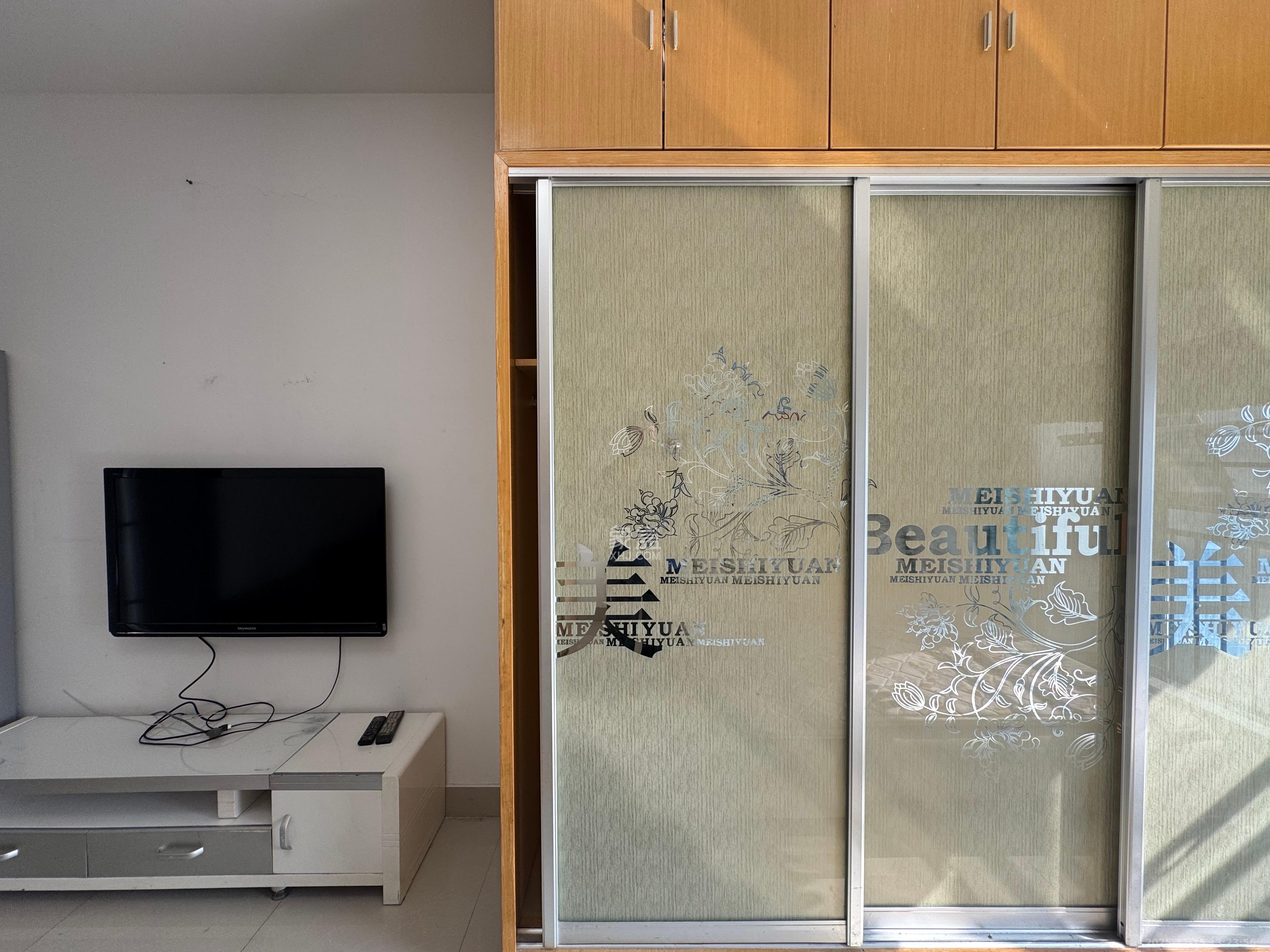 山水华景  1室1厅1卫    1500.0元/月室内图