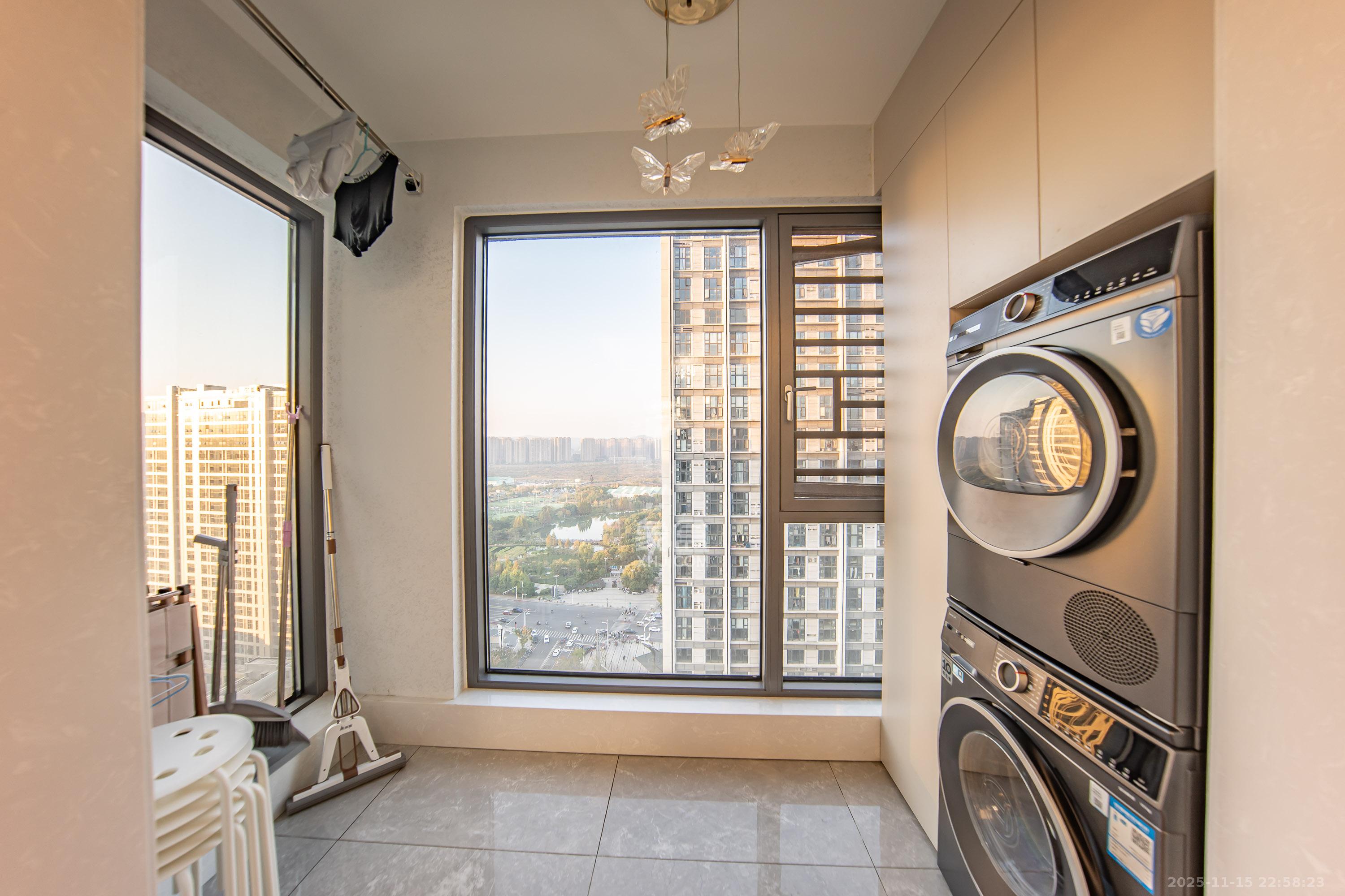 映客龙湖璟翠公馆（映客龙湖璟翠中心）  1室0厅0卫    185.0万阳台