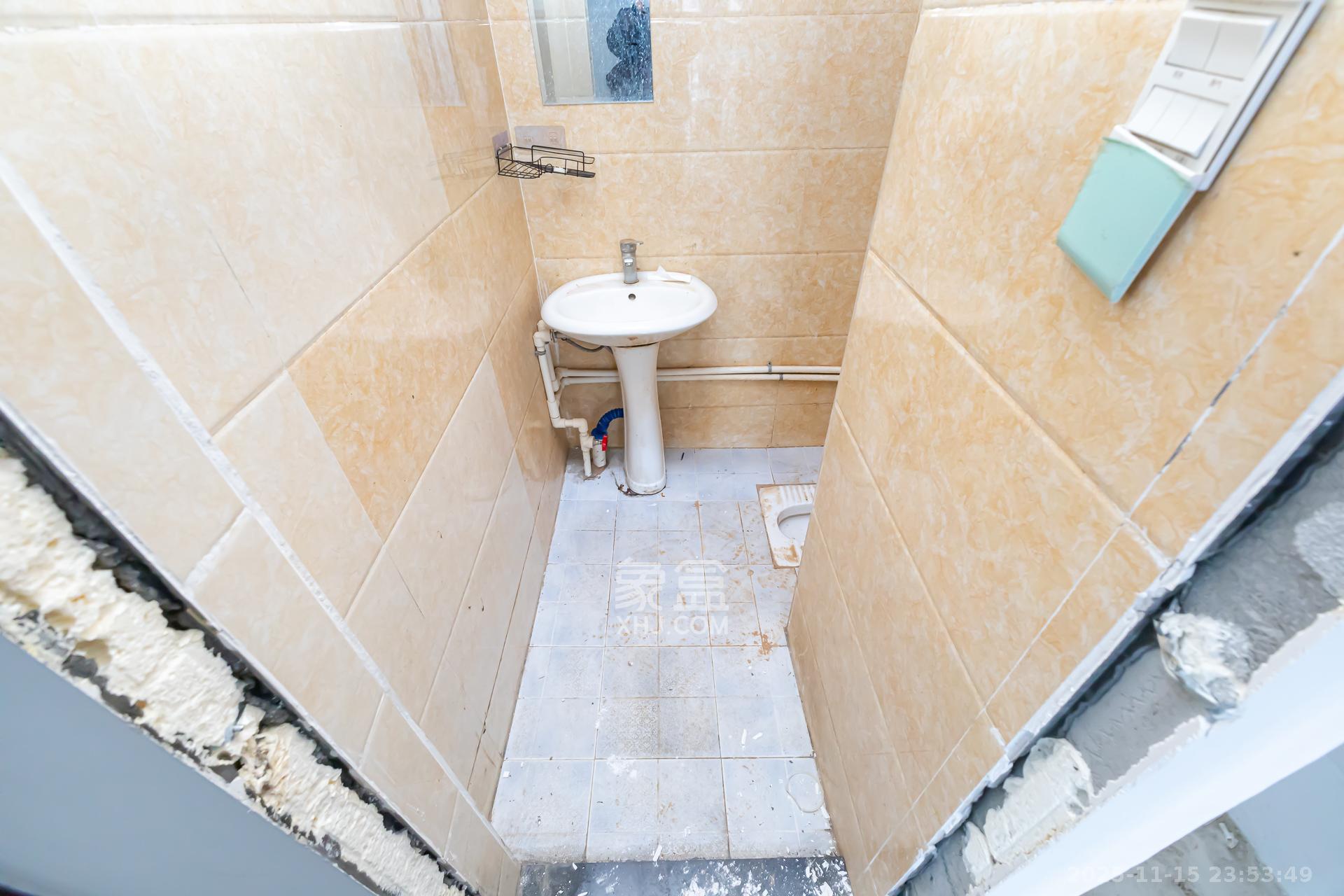 勤诚达境界城  3室2厅2卫    75.0万卫生间