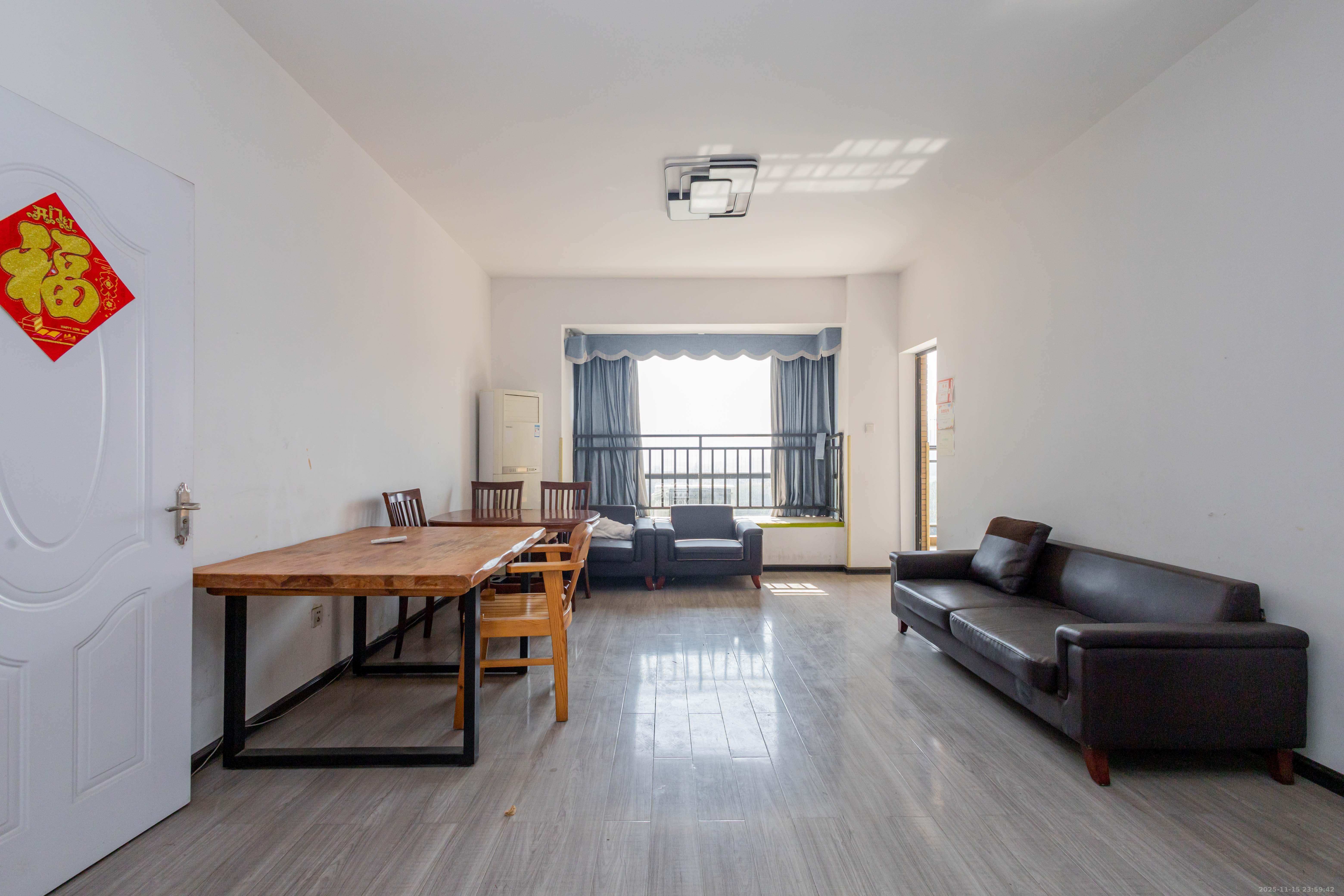 辉煌国际城一期 3室2厅1卫 110.0万 辉煌国际城一期 3室2厅1卫 110.0万客厅