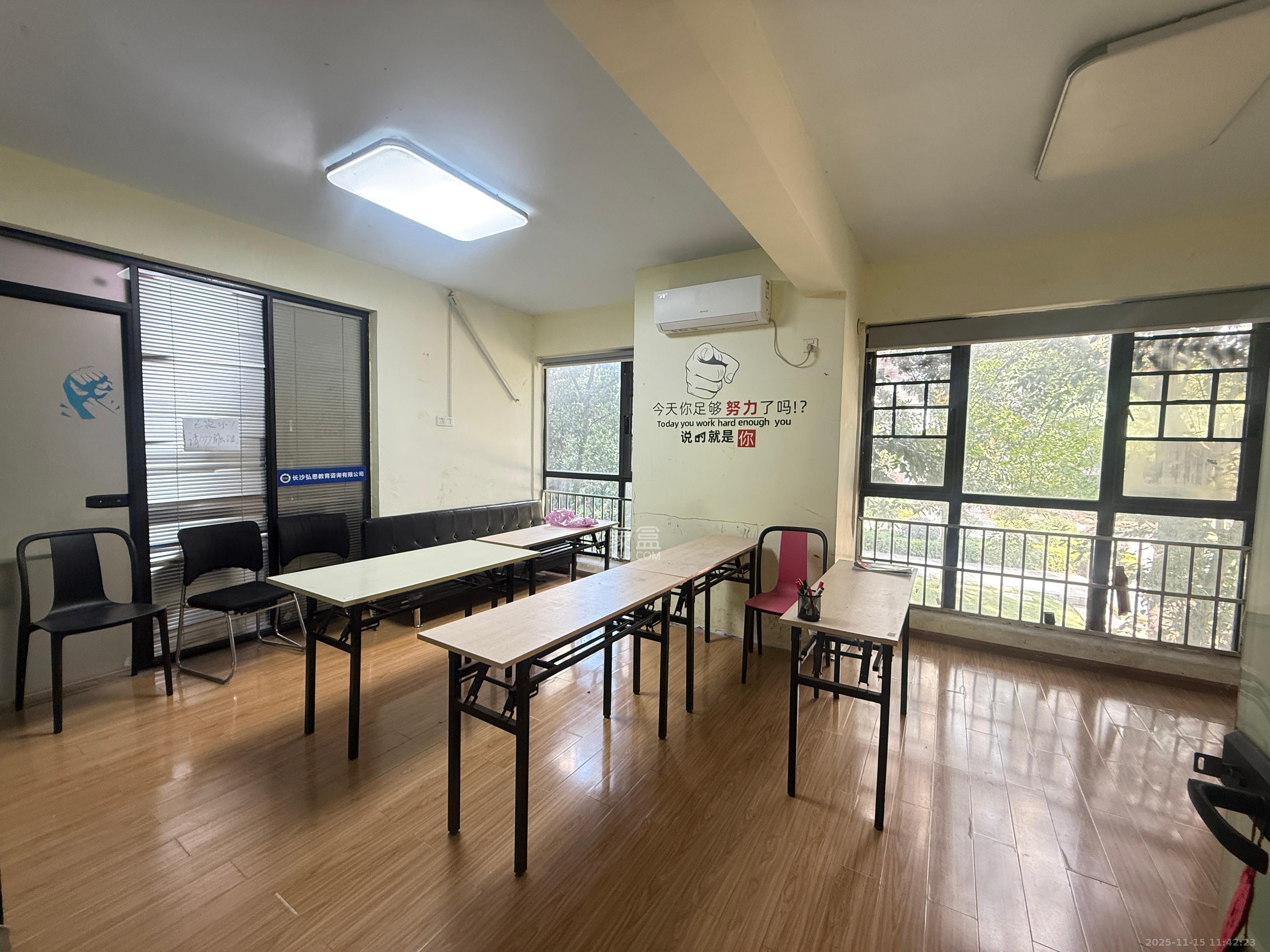 融科东南海 5室2厅1卫 3600.0元/月 融科东南海 5室2厅1卫 3600.0元/月室内图