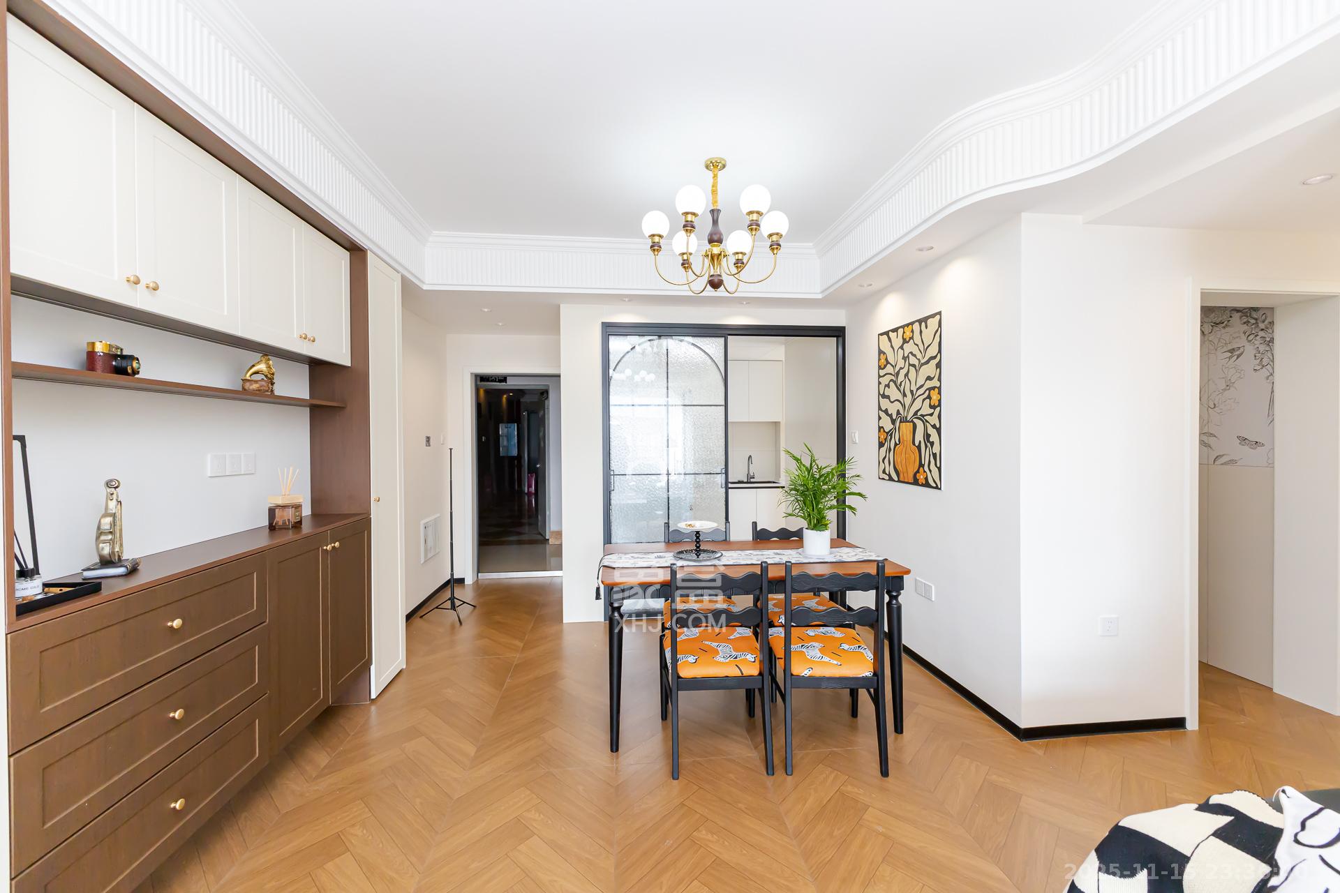 乾源国际  3室2厅2卫    89.8万客厅