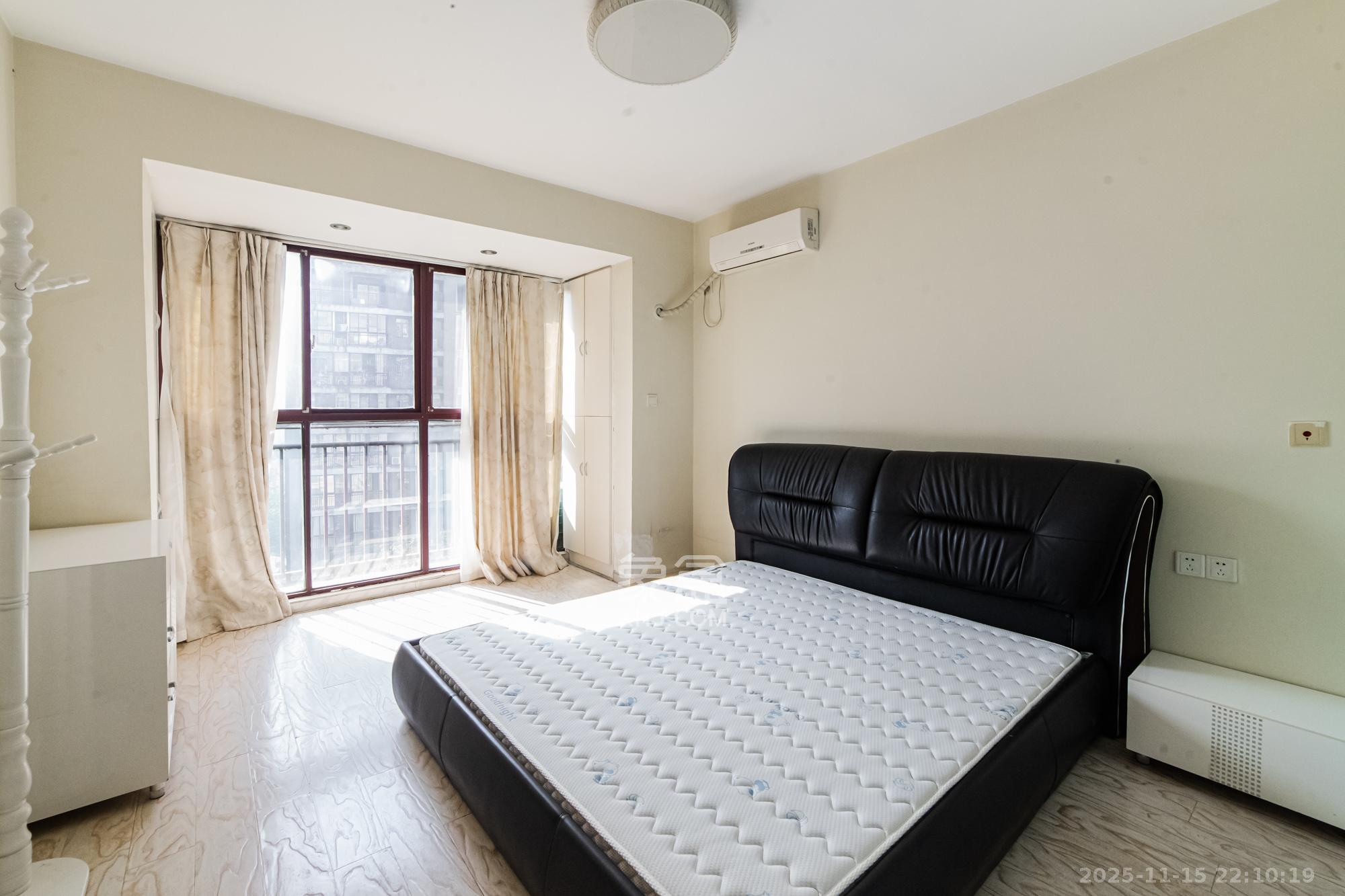 万国城（当代满庭春MOMA）一期  2室2厅1卫    85.0万卧室