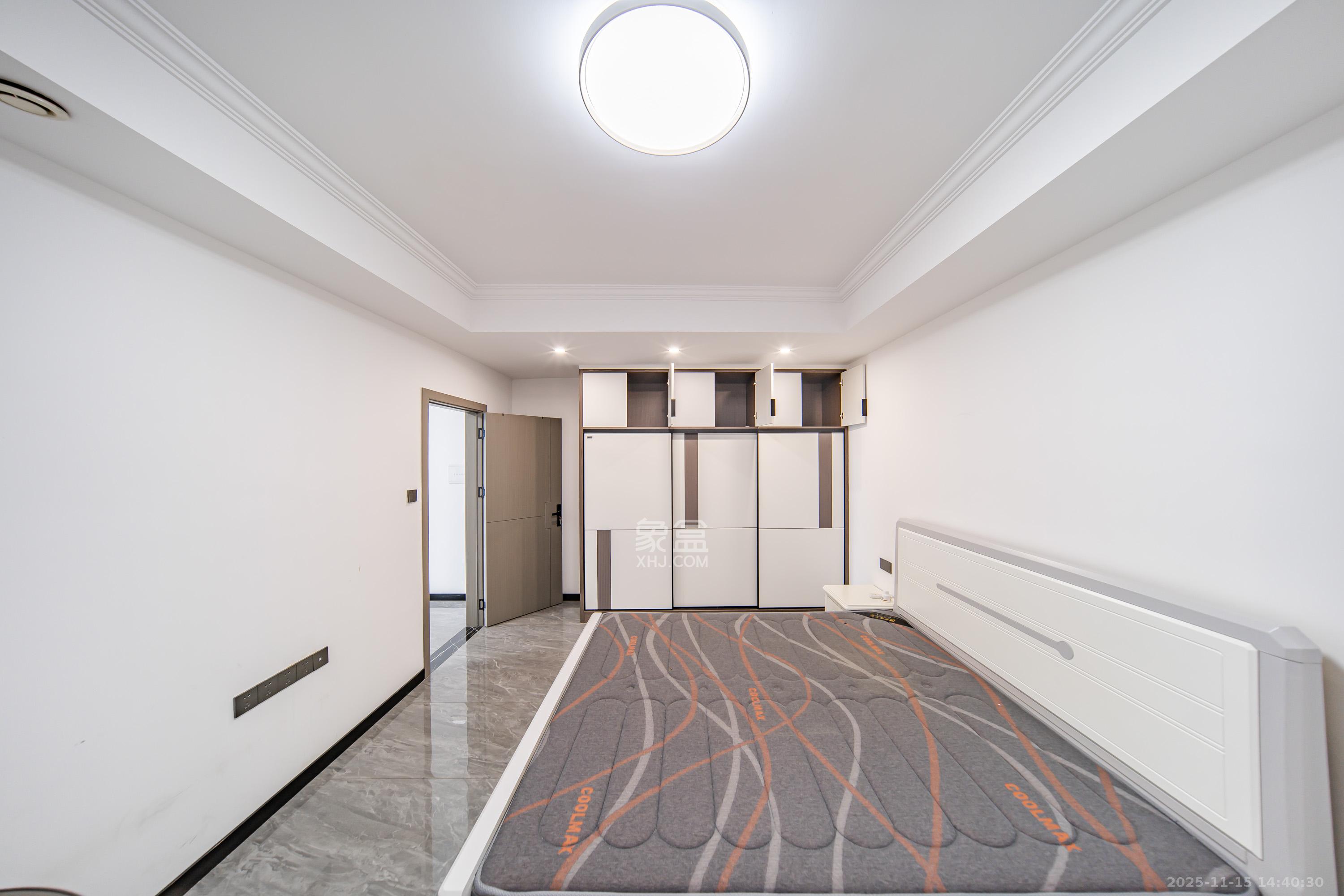 金色屋顶 5室2厅3卫 260.0万 金色屋顶 5室2厅3卫 260.0万卧室