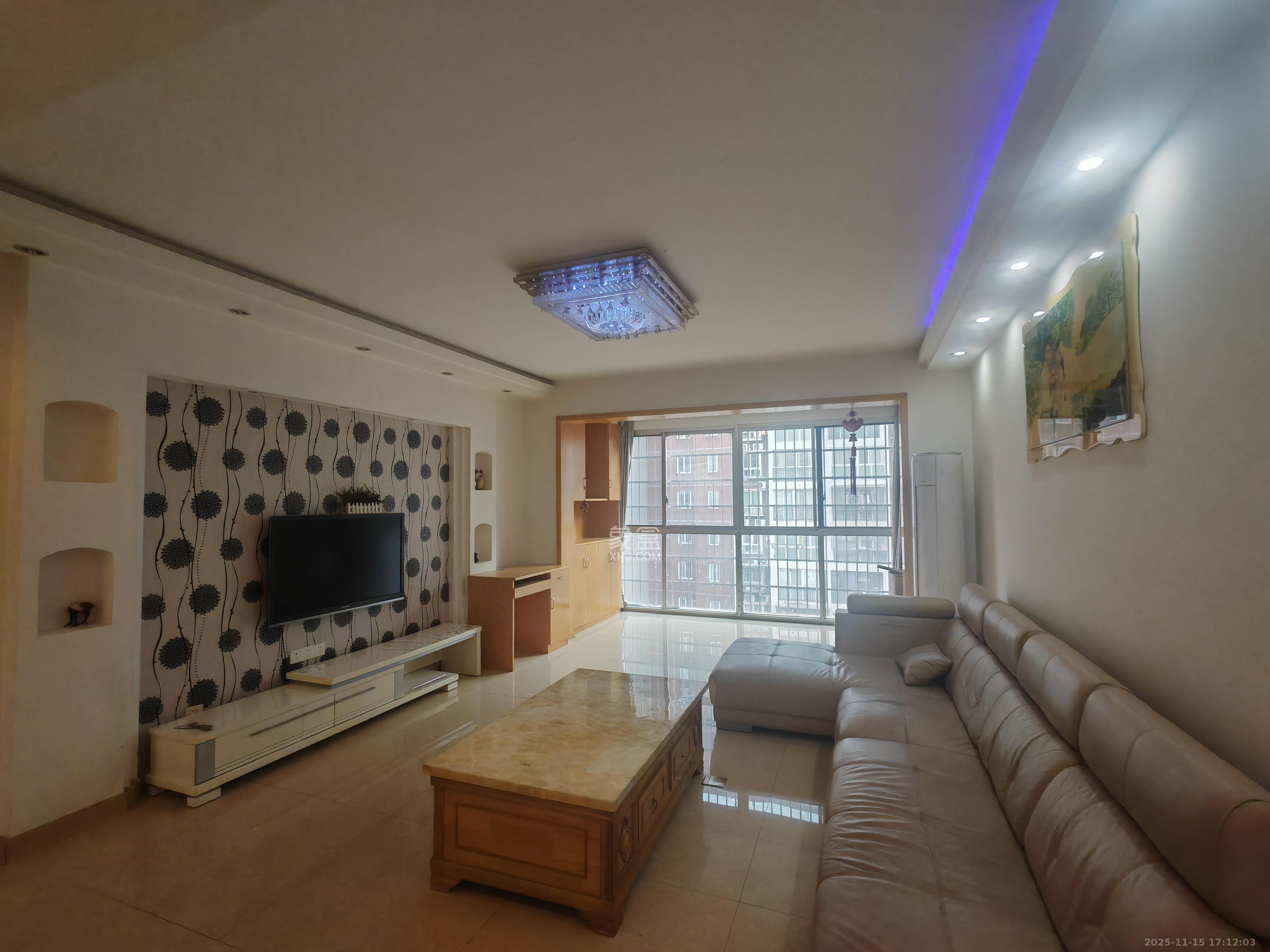 彩都公寓  3室2厅2卫    2000.0元/月室内图