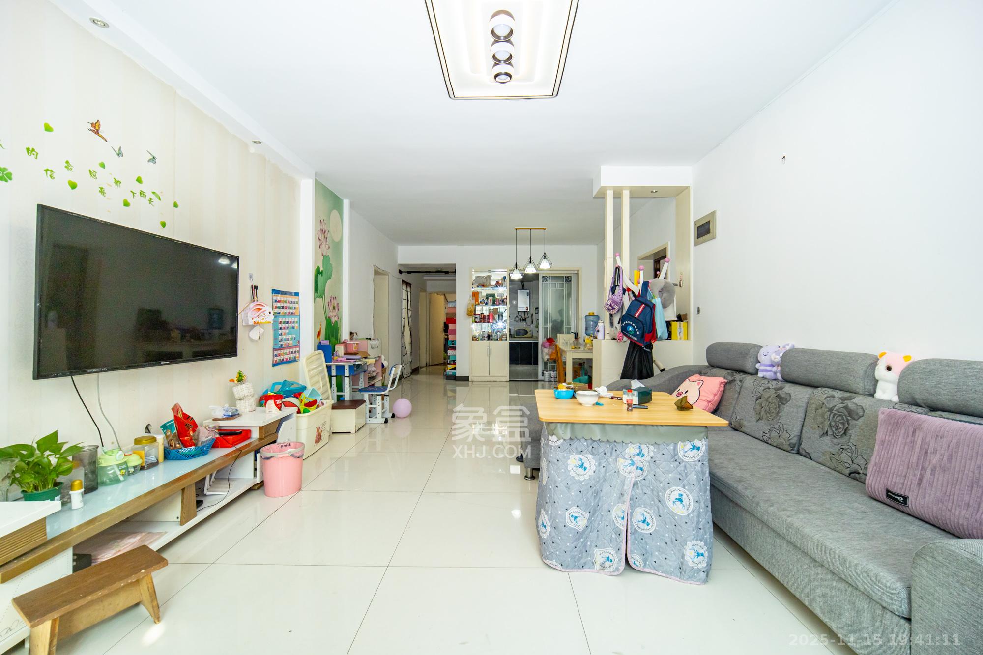 卧龙居国际村 3室2厅2卫 65.0万 卧龙居国际村 3室2厅2卫 65.0万客厅