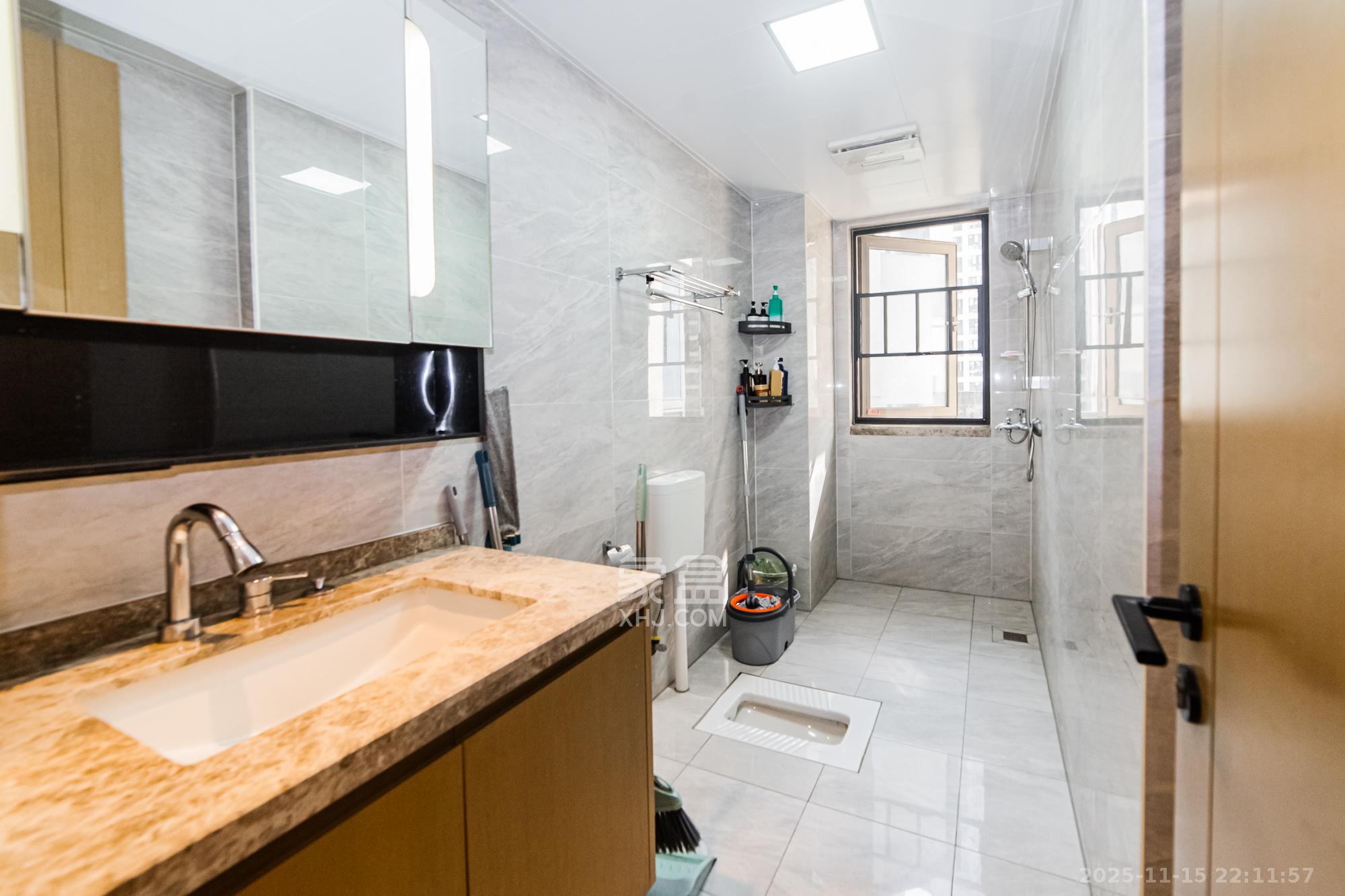 长房雍景湾 3室2厅2卫 131.0万 长房雍景湾 3室2厅2卫 131.0万卫生间