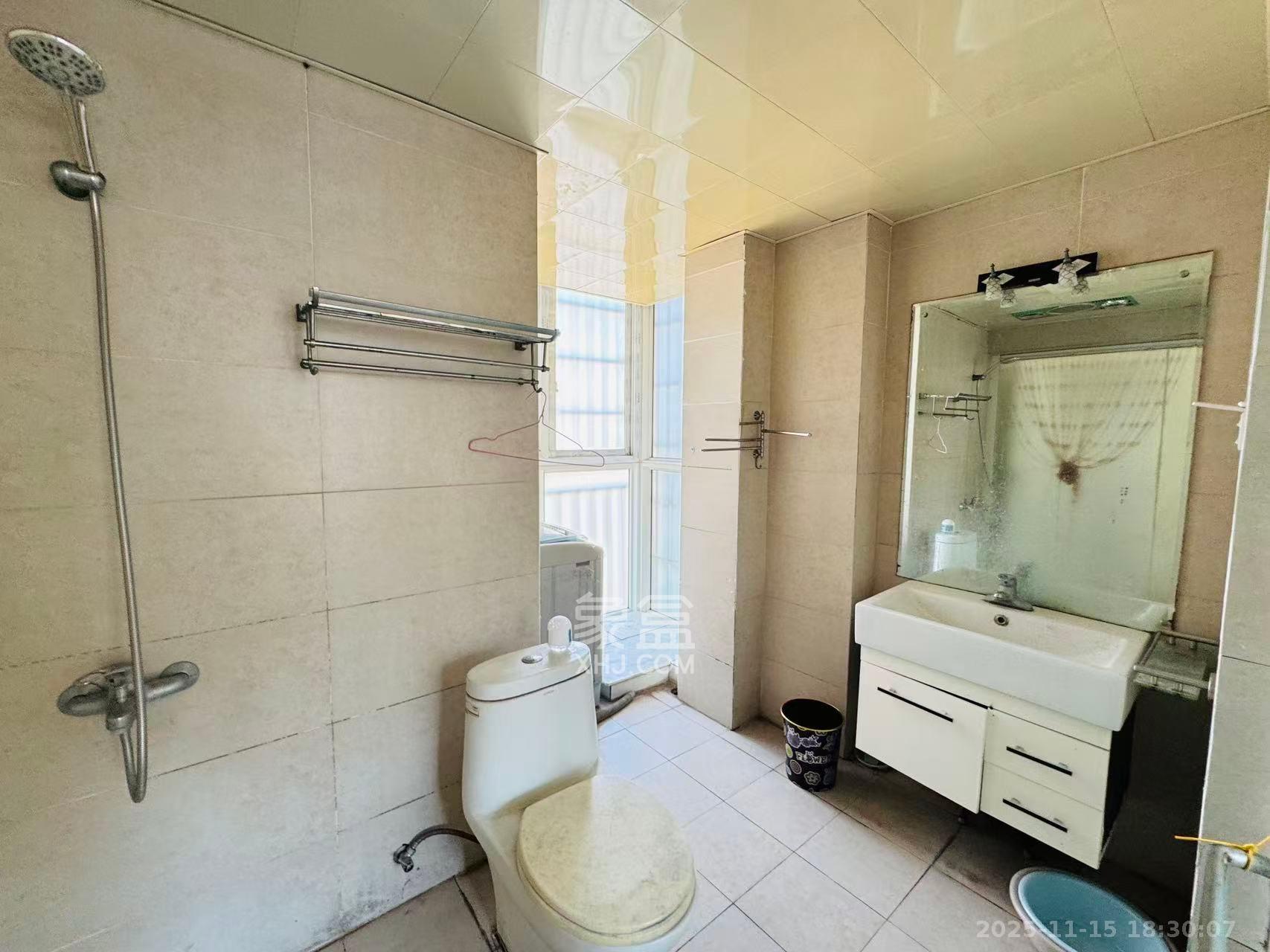 金碧文华  3室1厅1卫    2600.0元/月室内图