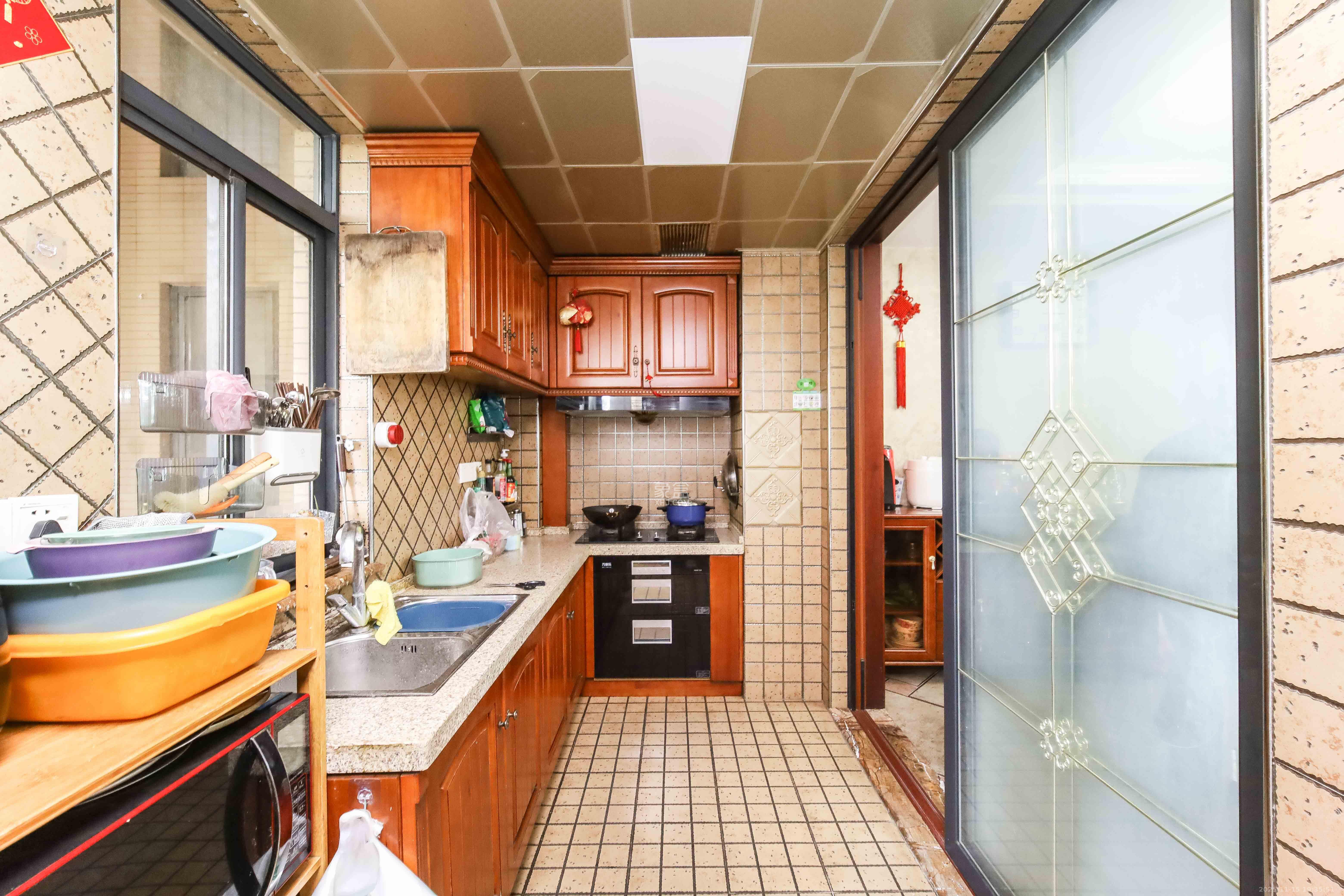 江河双水湾  4室2厅2卫    115.0万厨房