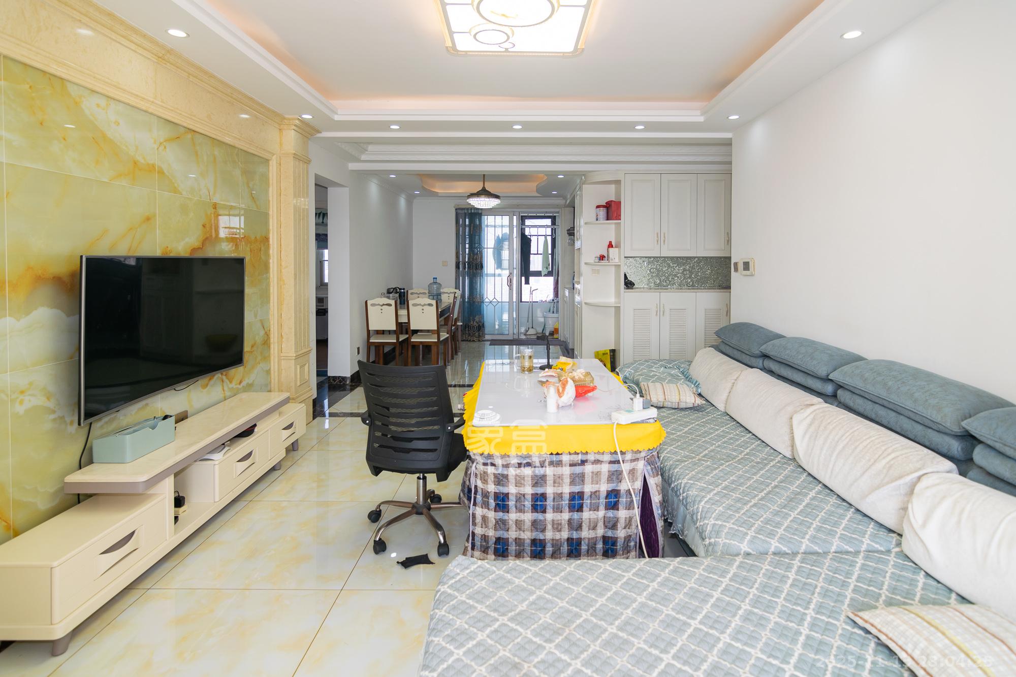 金地三千府（金地湖山樾、金地自在城）  3室2厅2卫    68.0万客厅