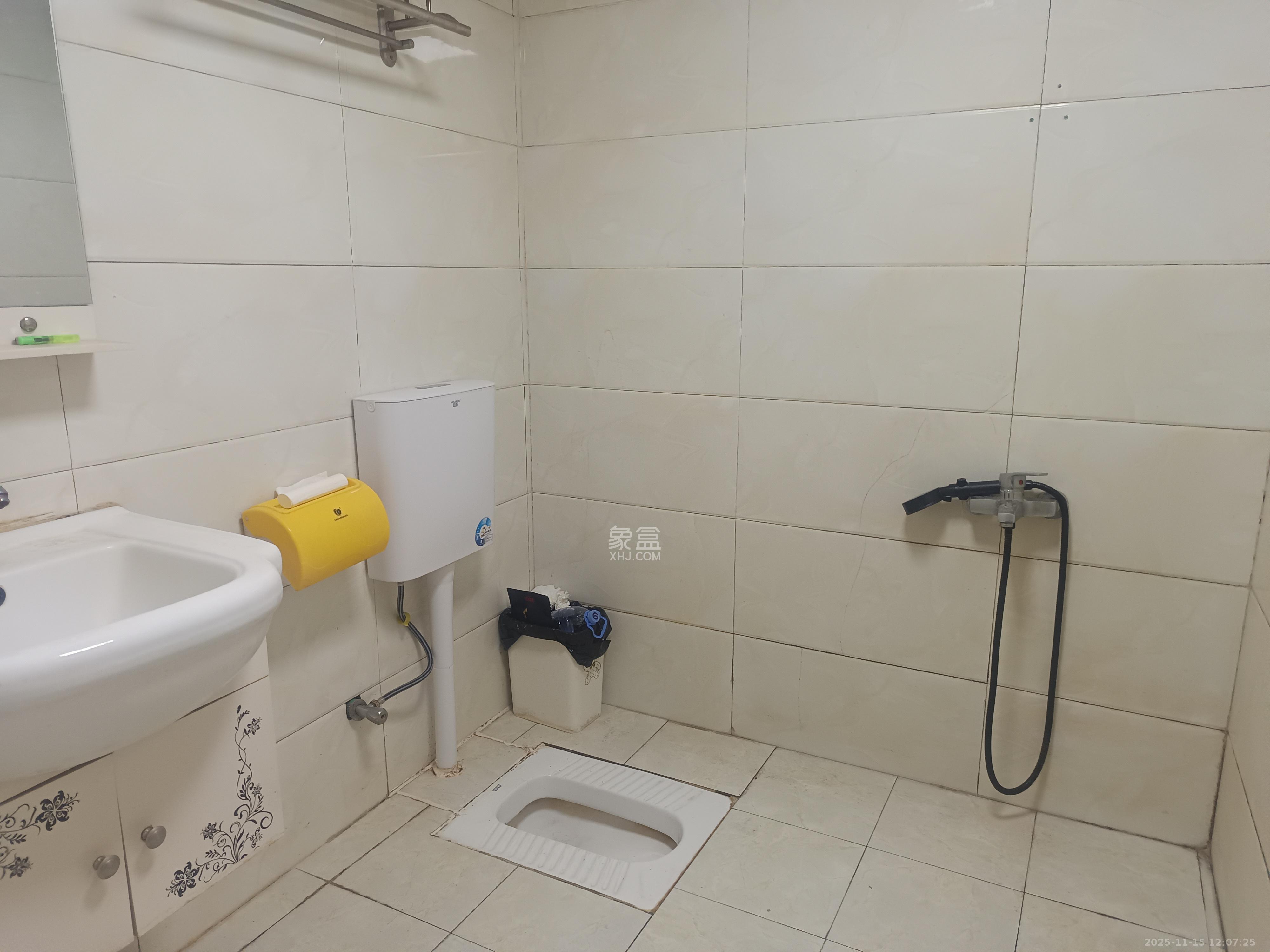 山水湾  1室1厅1卫    1300.0元/月室内图