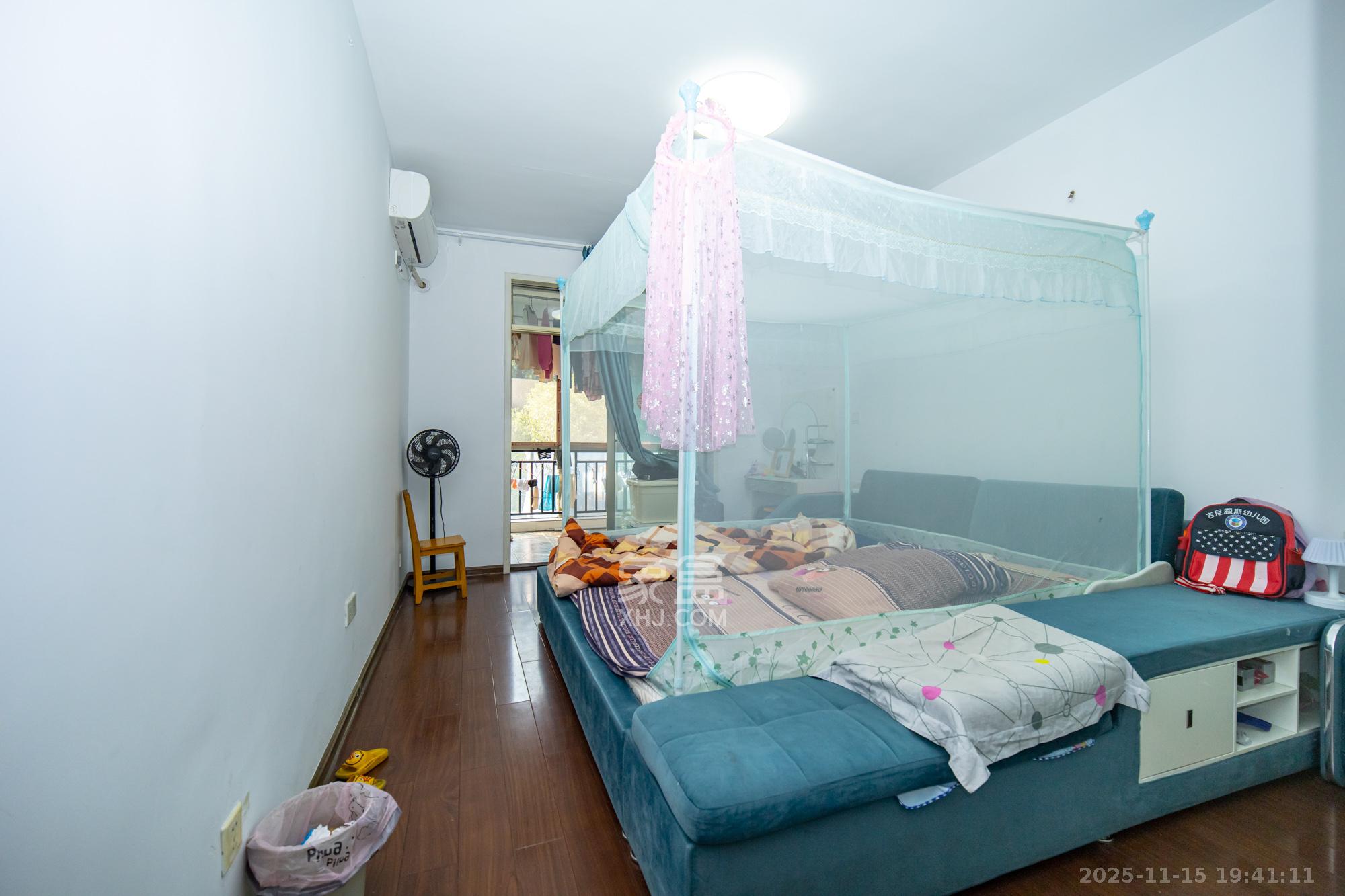 卧龙居国际村 3室2厅2卫 65.0万 卧龙居国际村 3室2厅2卫 65.0万卧室