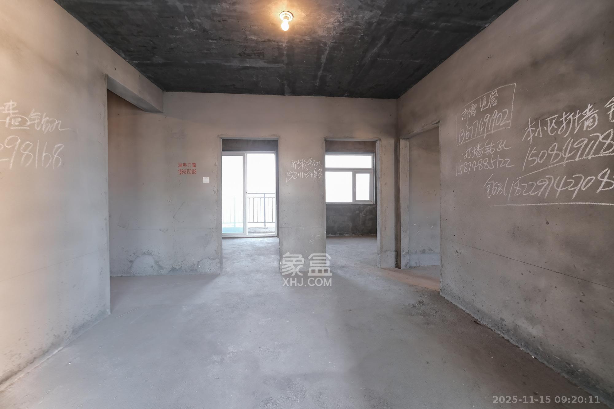 和悦城(蟠龙景苑)  3室2厅2卫    54.0万客厅