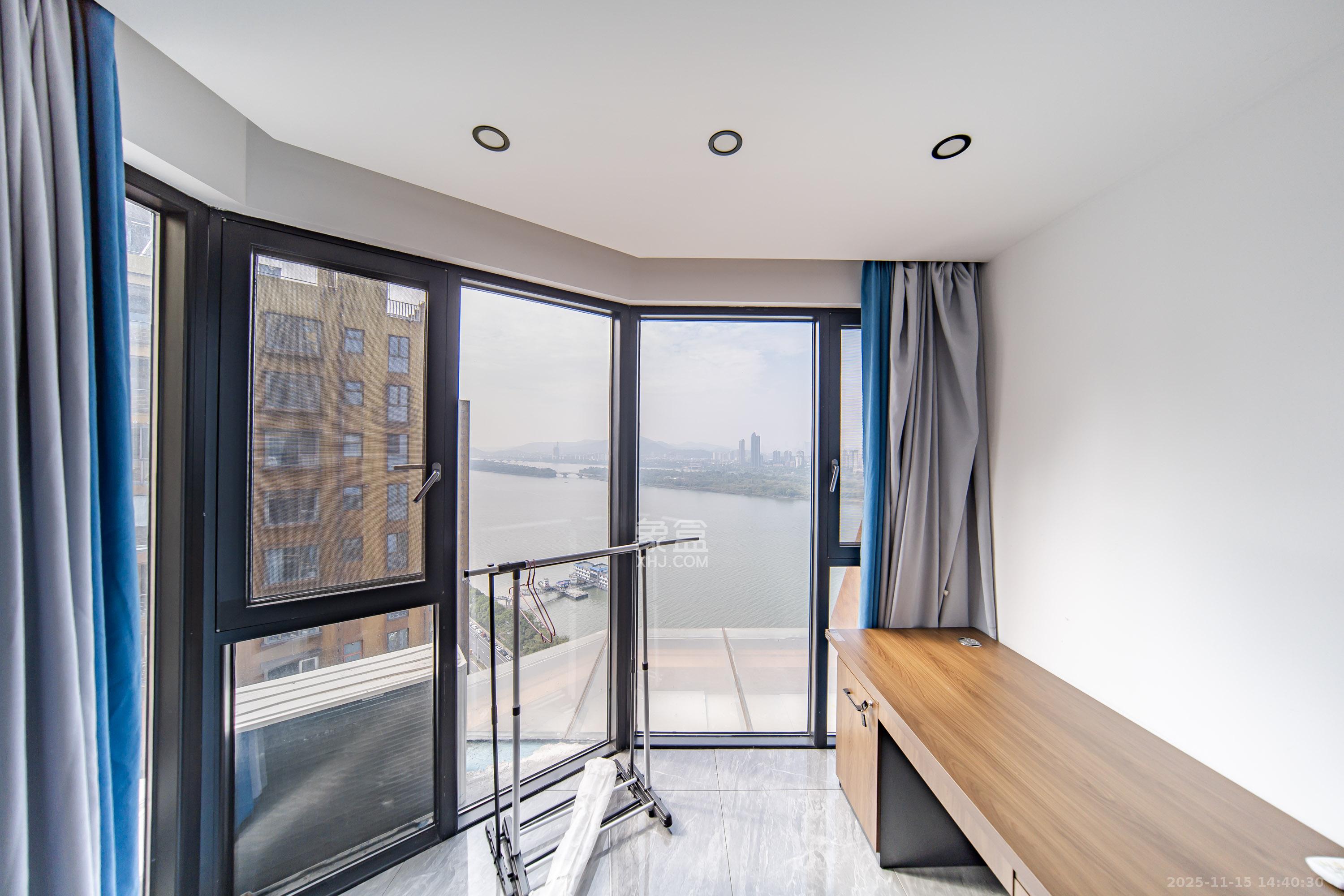 金色屋顶  5室2厅3卫    260.0万阳台