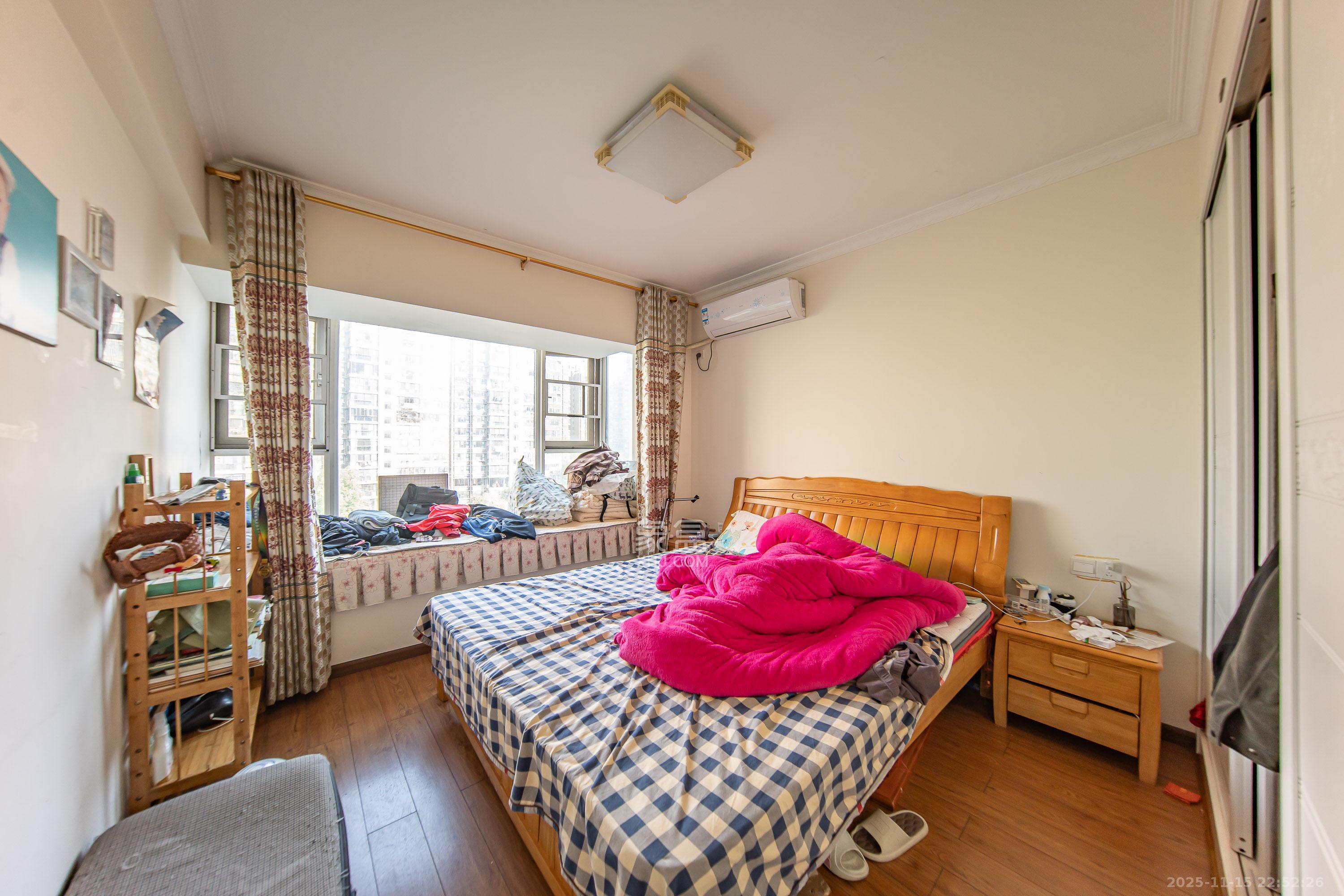 金鼎公园尚  4室2厅2卫    95.0万卧室