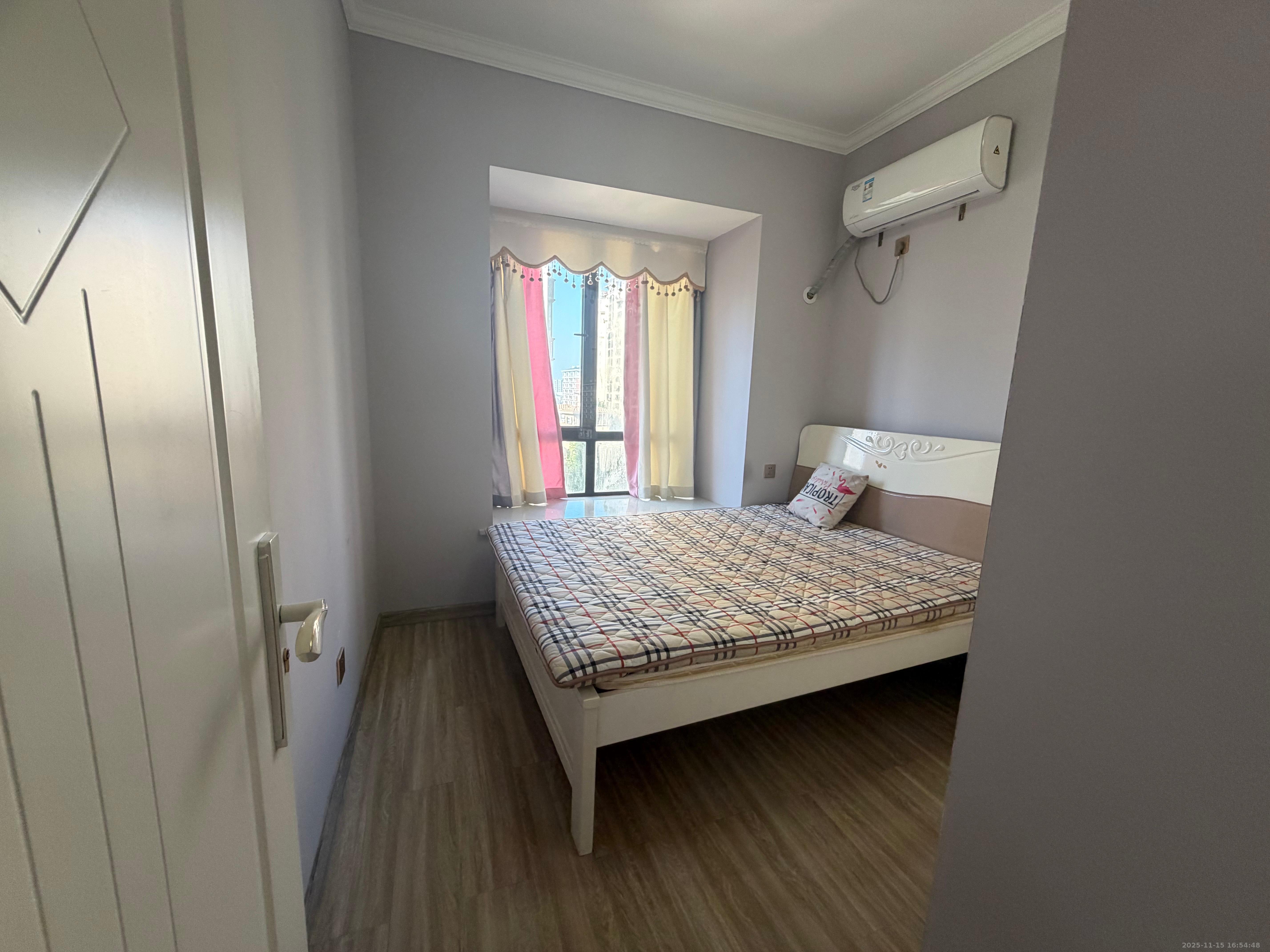 金侨城 3室2厅2卫 48.0万 金侨城 3室2厅2卫 48.0万客厅