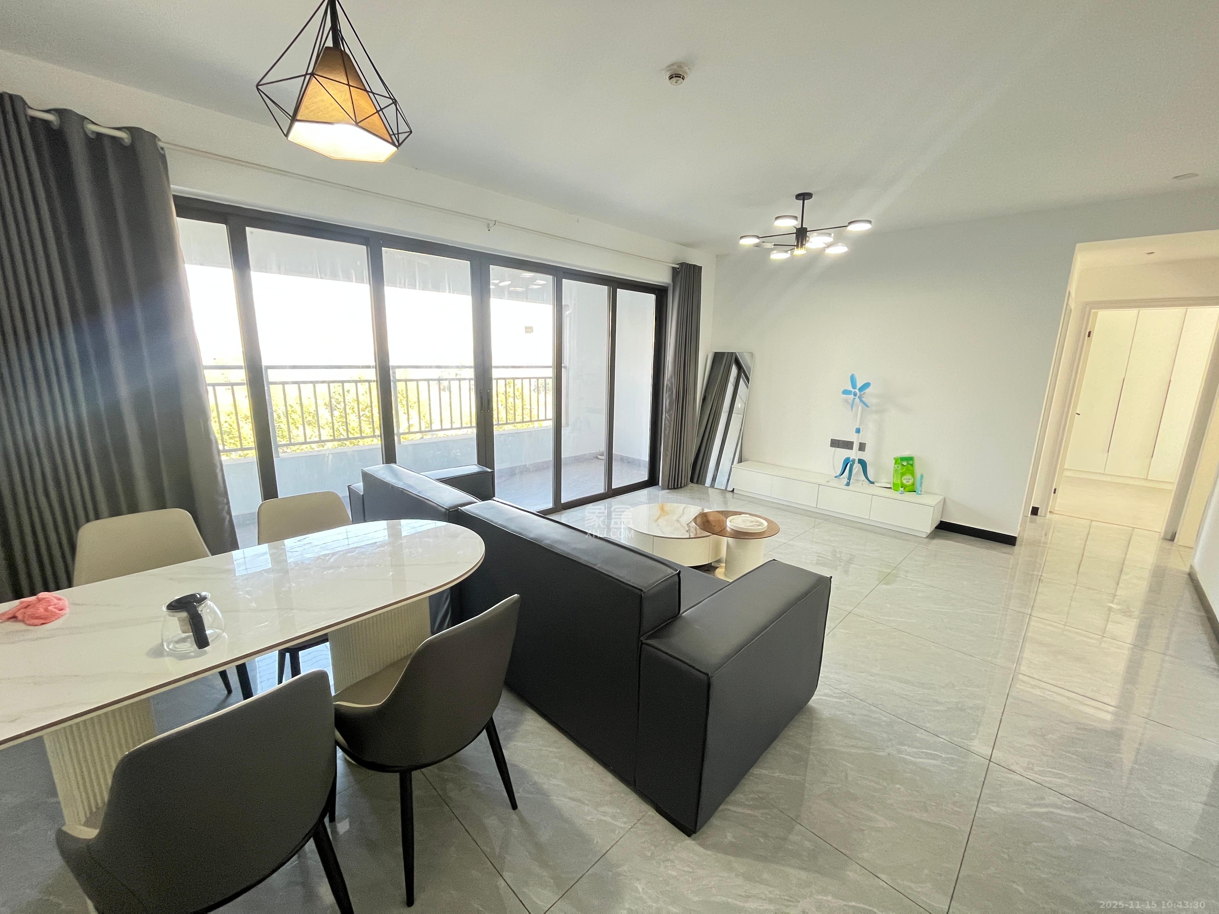 阳光城尚东湾悦江府  3室2厅2卫    2300.0元/月室内图