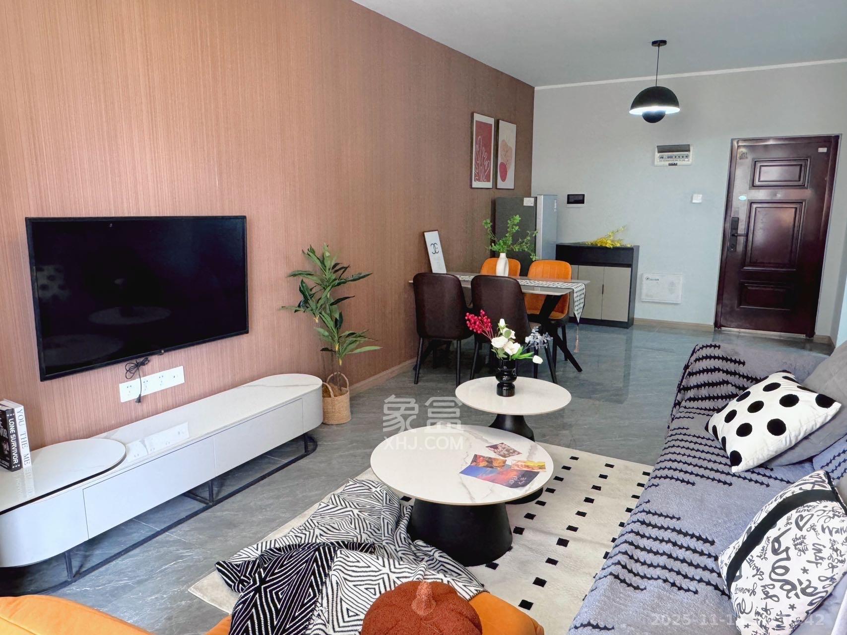 芙蓉万国城MOMA（卓越汇富苑）  3室1厅1卫    2200.0元/月室内图