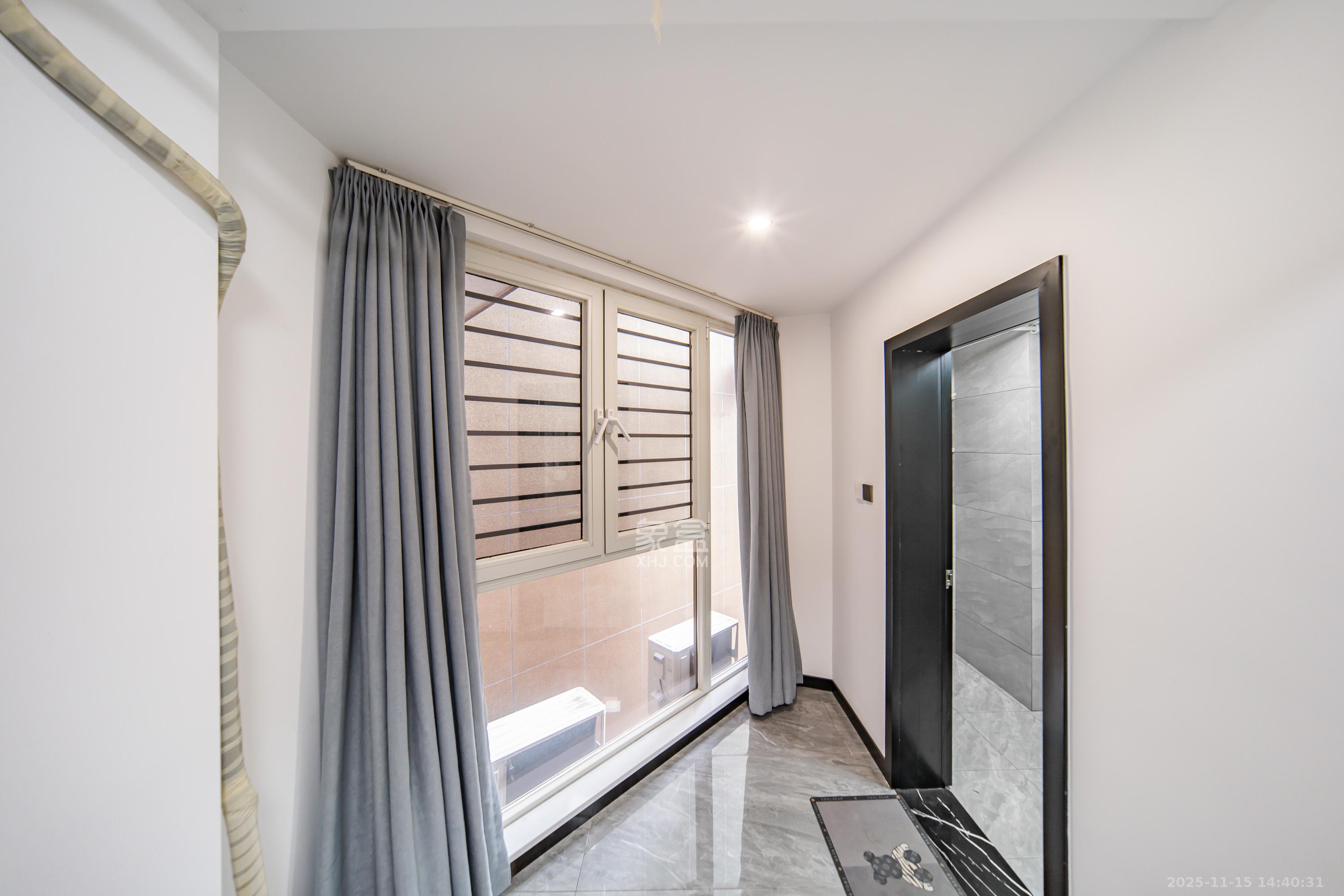 金色屋顶  5室2厅3卫    260.0万阳台