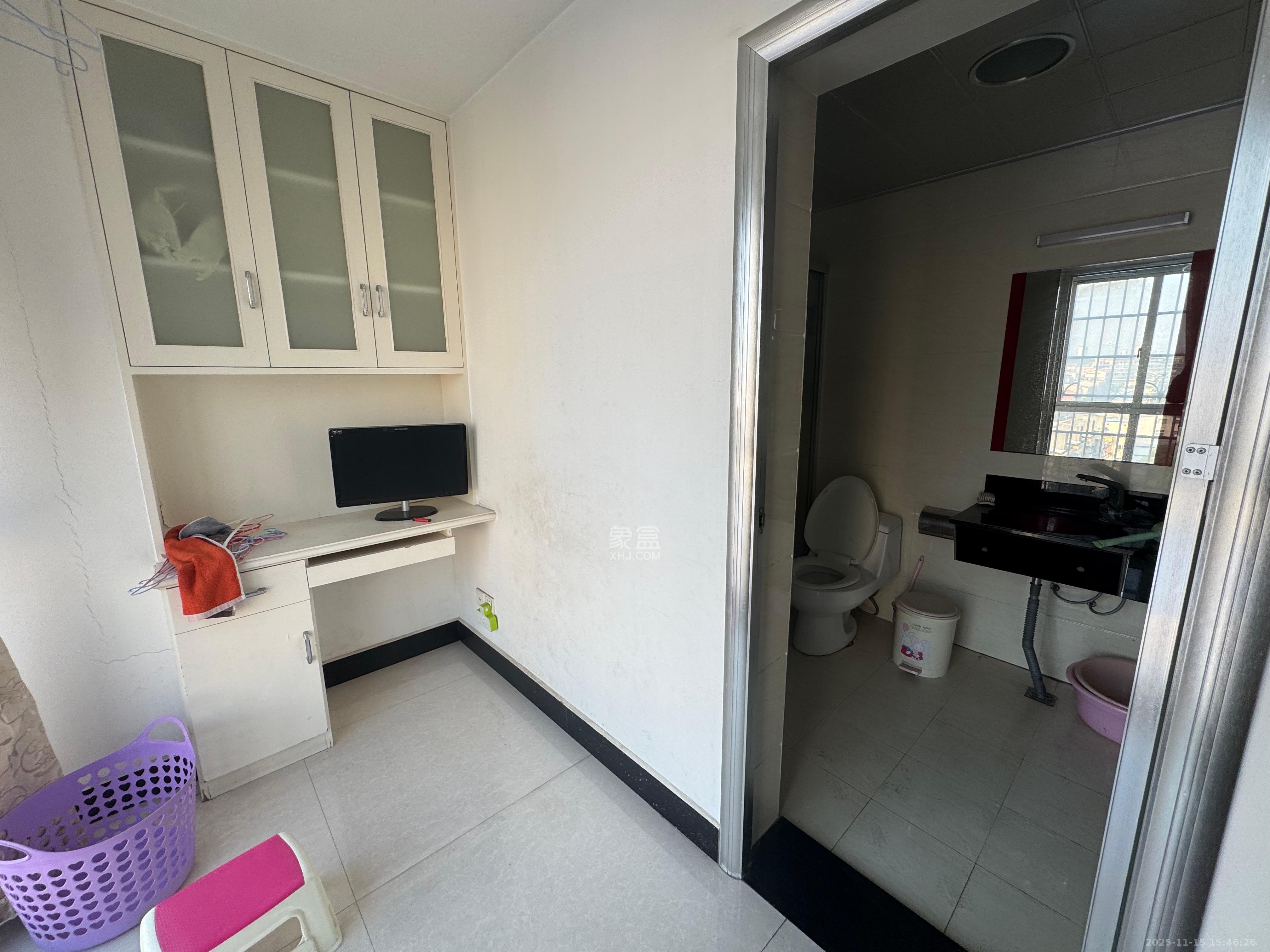 广场之星  3室2厅2卫    2000.0元/月室内图