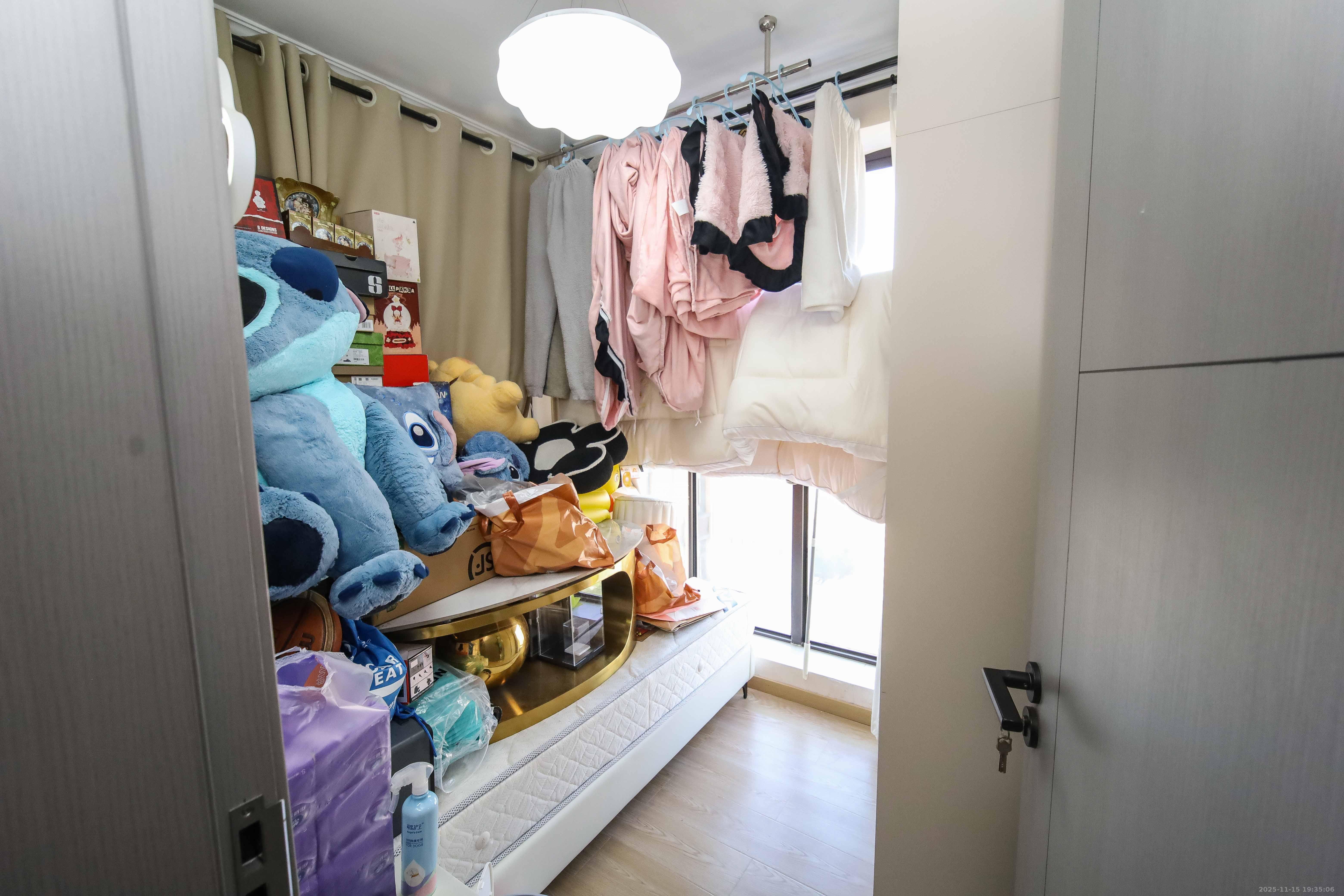 尚东金河湾  3室2厅2卫    220.0万卧室