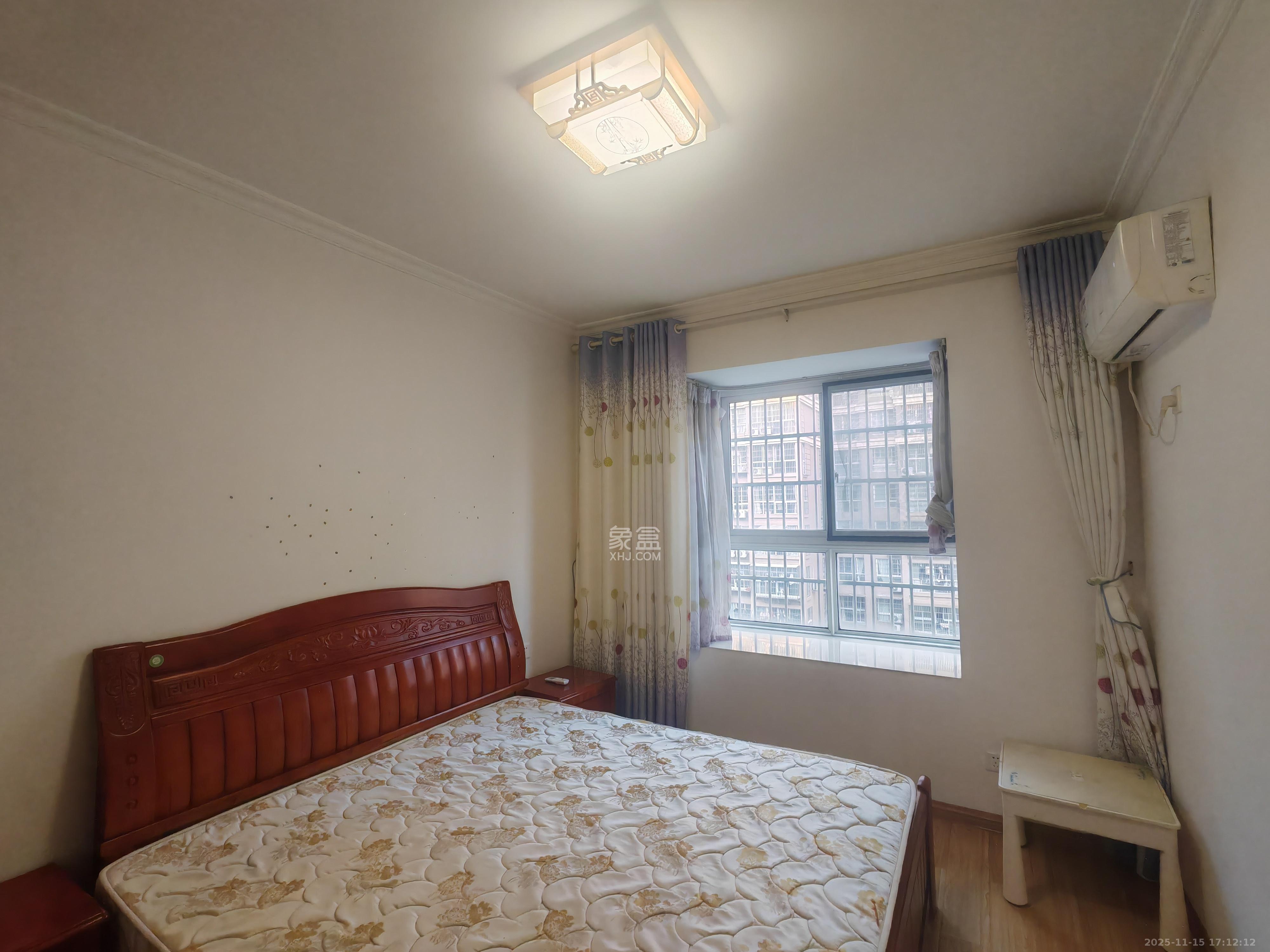 彩都公寓  3室2厅2卫    2000.0元/月室内图