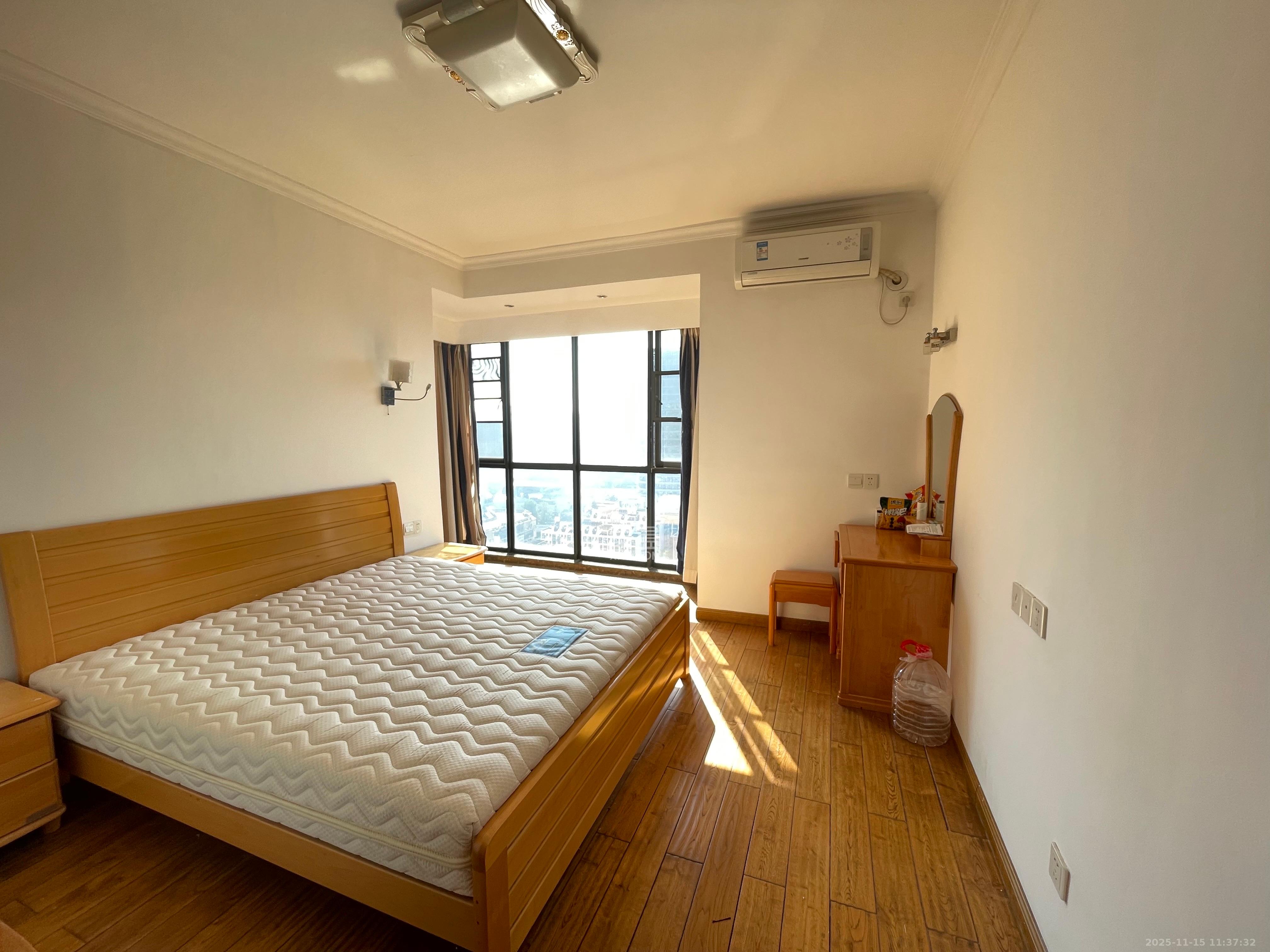 融科东南海  3室2厅2卫    2300.0元/月