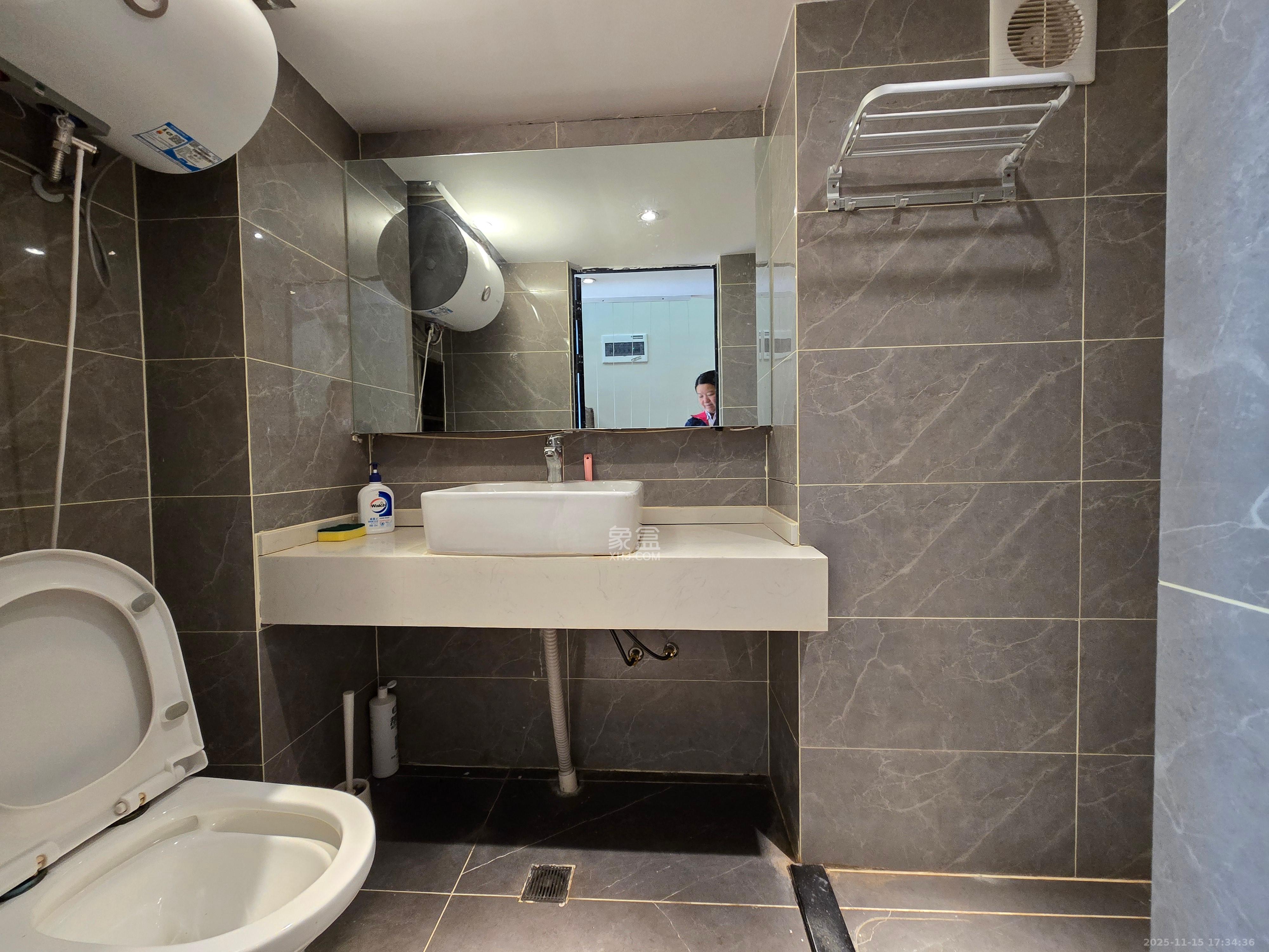 卓越江岸  2室2厅1卫    2300.0元/月室内图