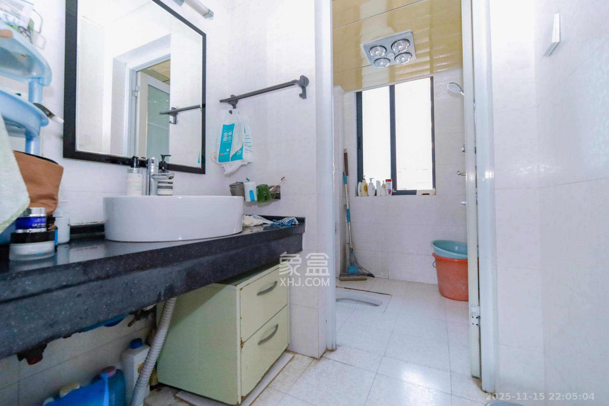 满庭芳小区  3室2厅2卫    88.0万卫生间