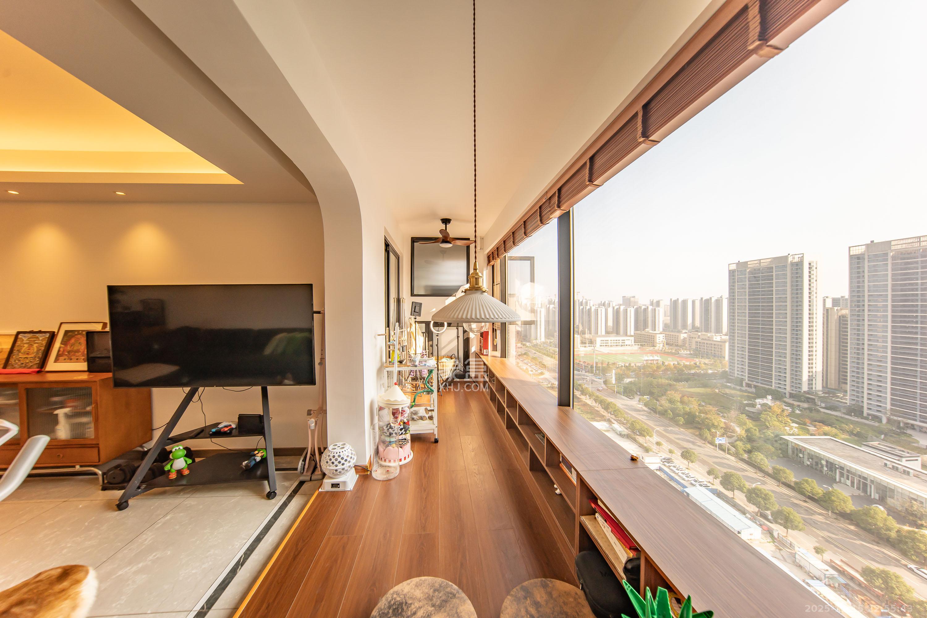 映客龙湖璟翠公馆（映客龙湖璟翠中心）  4室2厅2卫    175.0万阳台